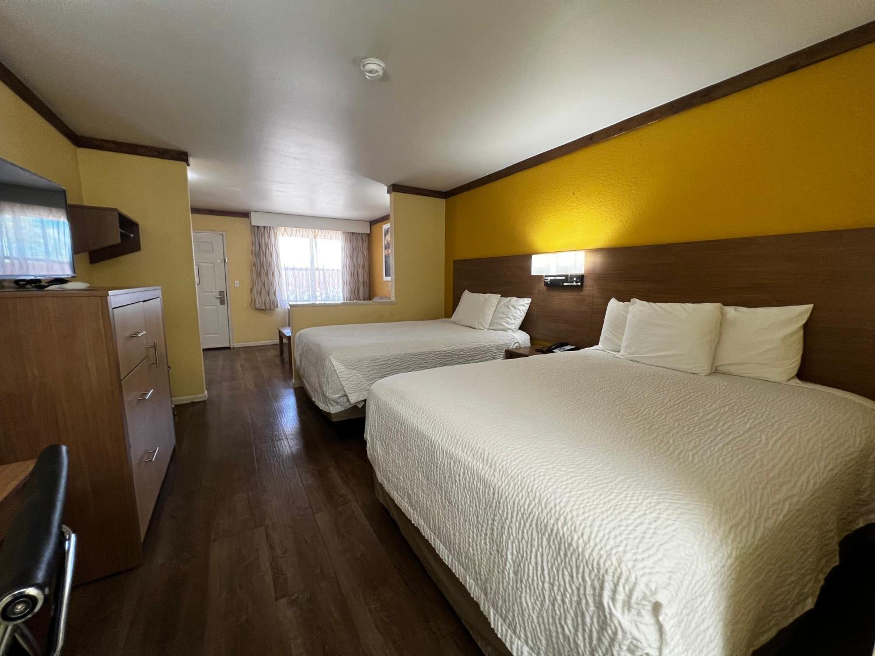 One-Bedroom Suite with Two Queen Beds - Non-Smoking - Photo 4