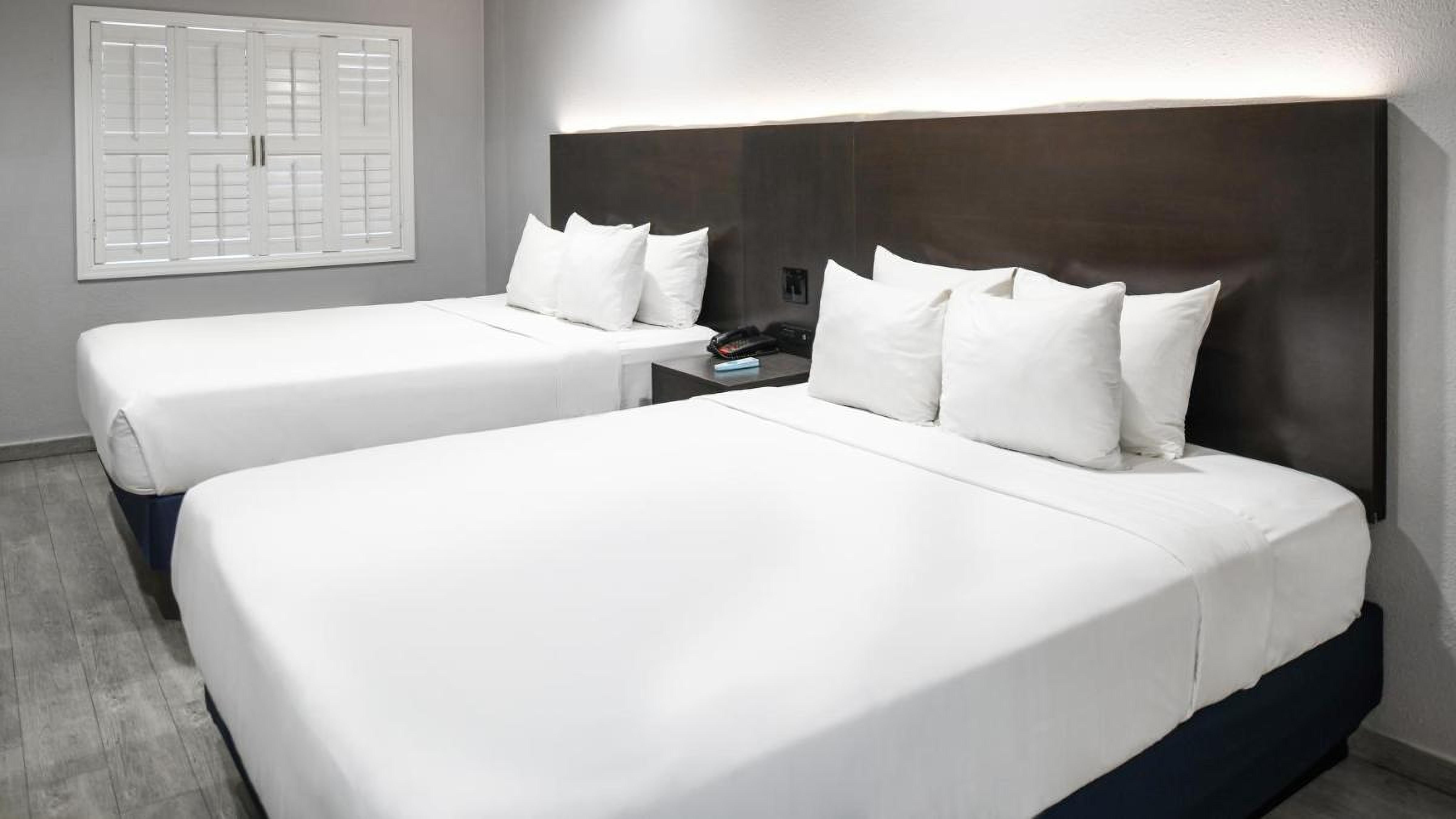 Queen Room with Two Queen Beds - Non-Smoking photo 2