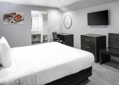 Queen Room with Two Queen Beds - Non-Smoking photo 3