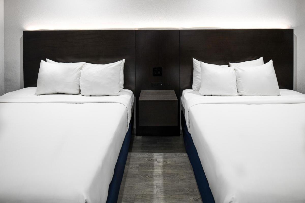 Queen Room with Two Queen Beds - Non-Smoking photo 1