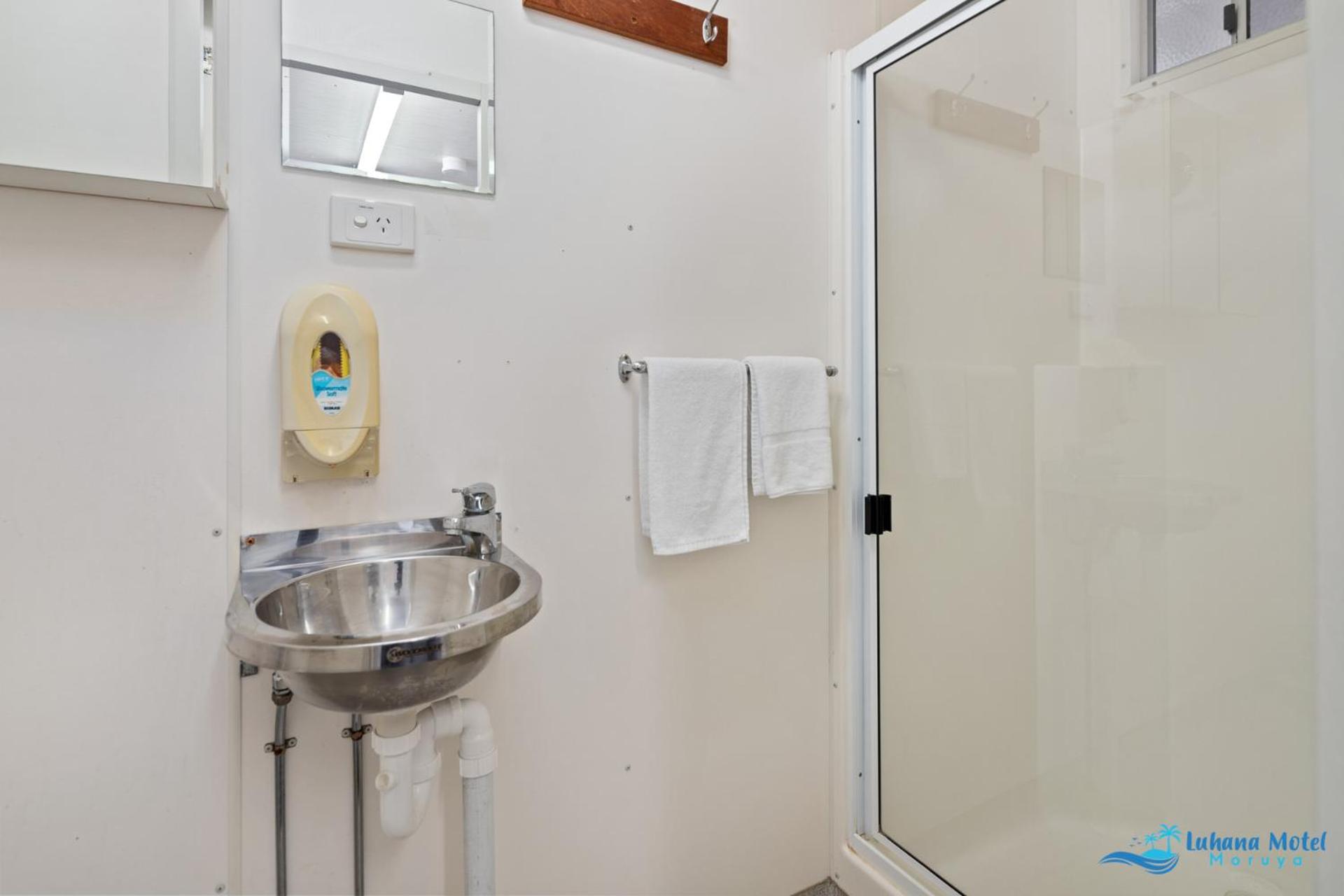 Single Room with Private Bathroom photo 3