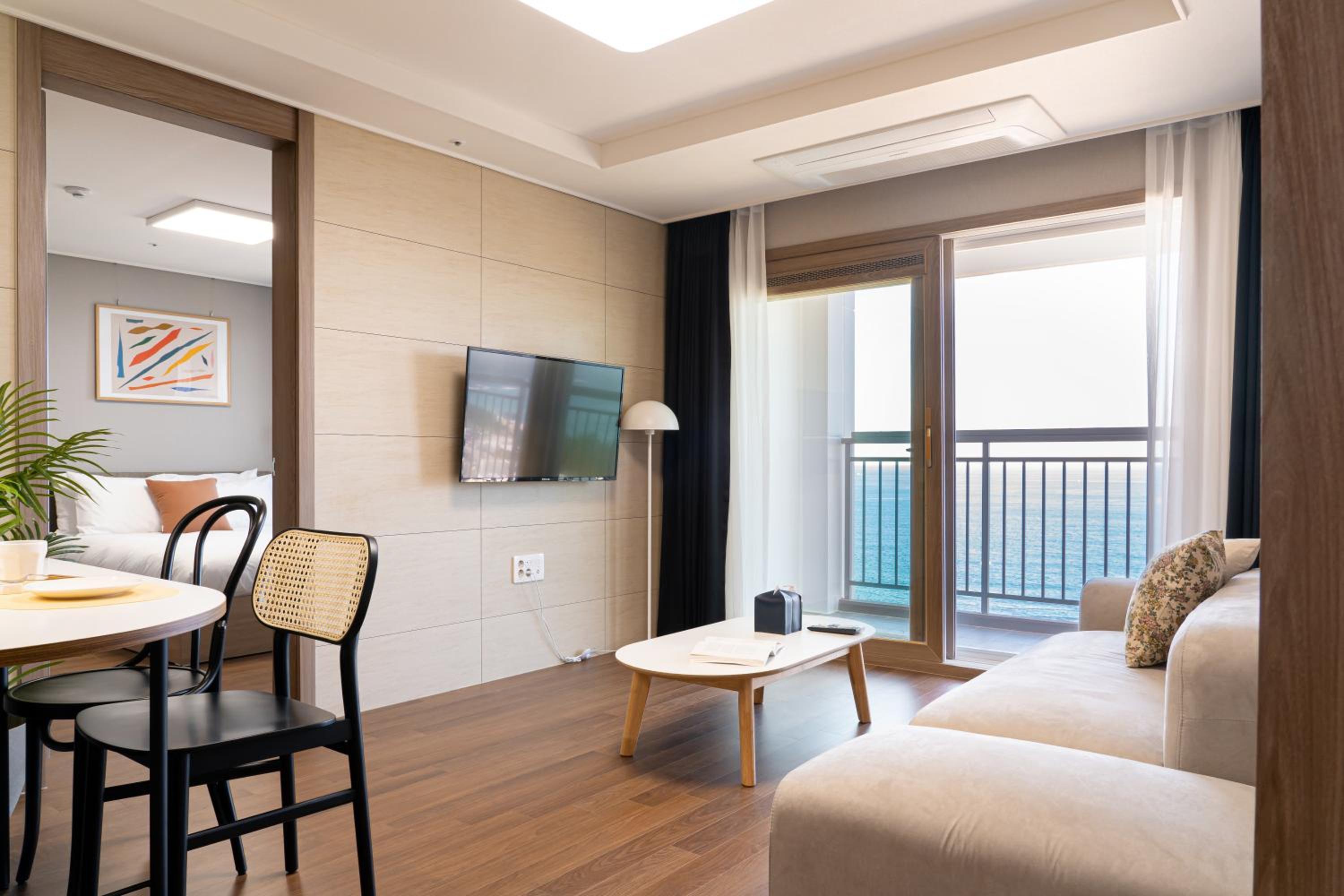 Family Two Room Ocean - Photo 13