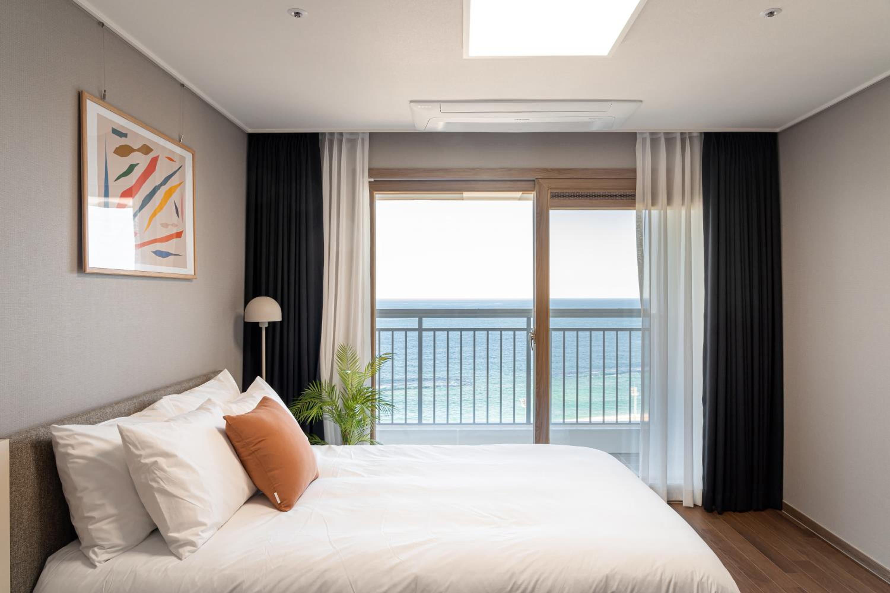 Family Two Room Ocean - Photo 15