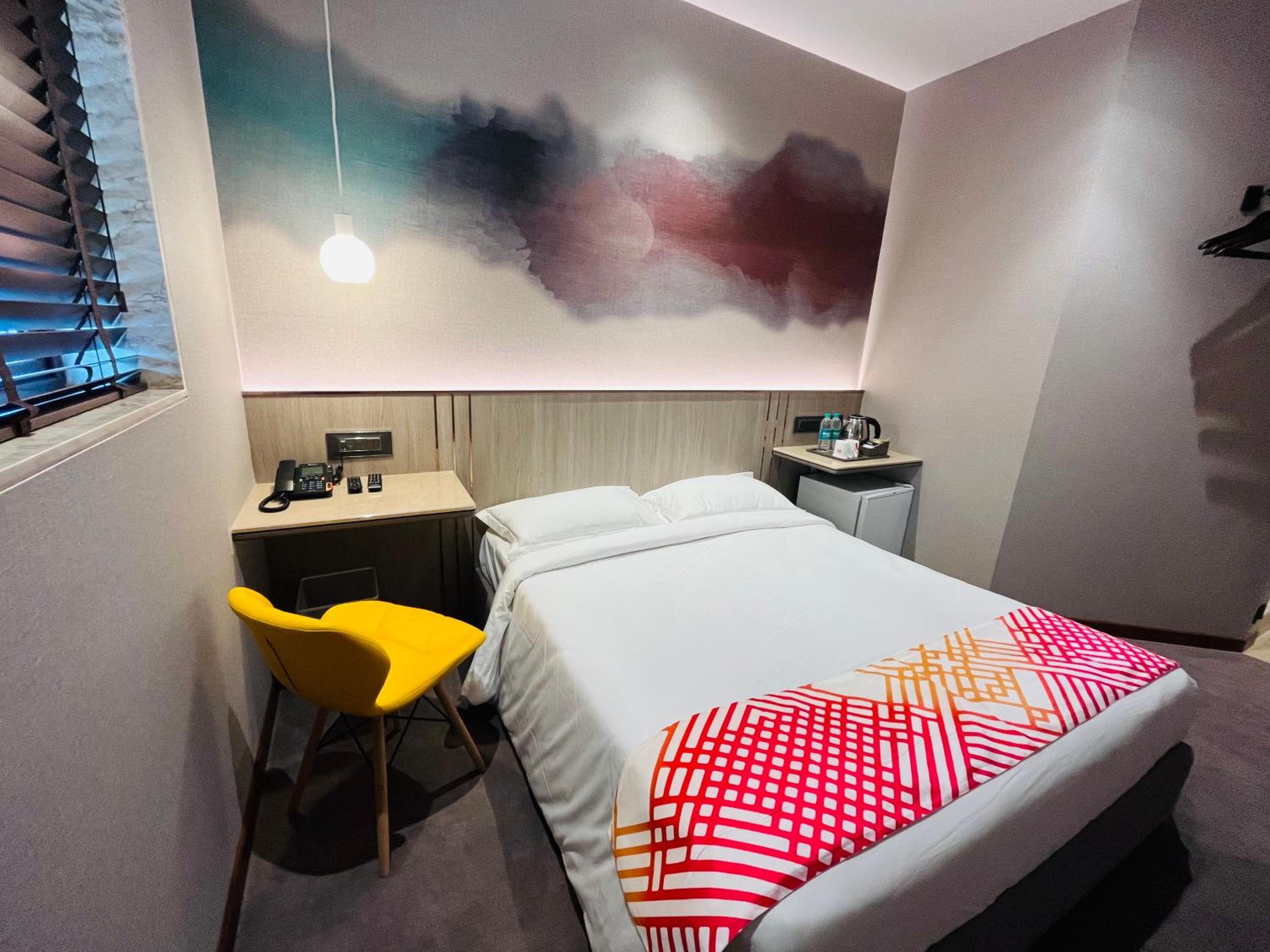 Luxe Queen Room - Photo 21