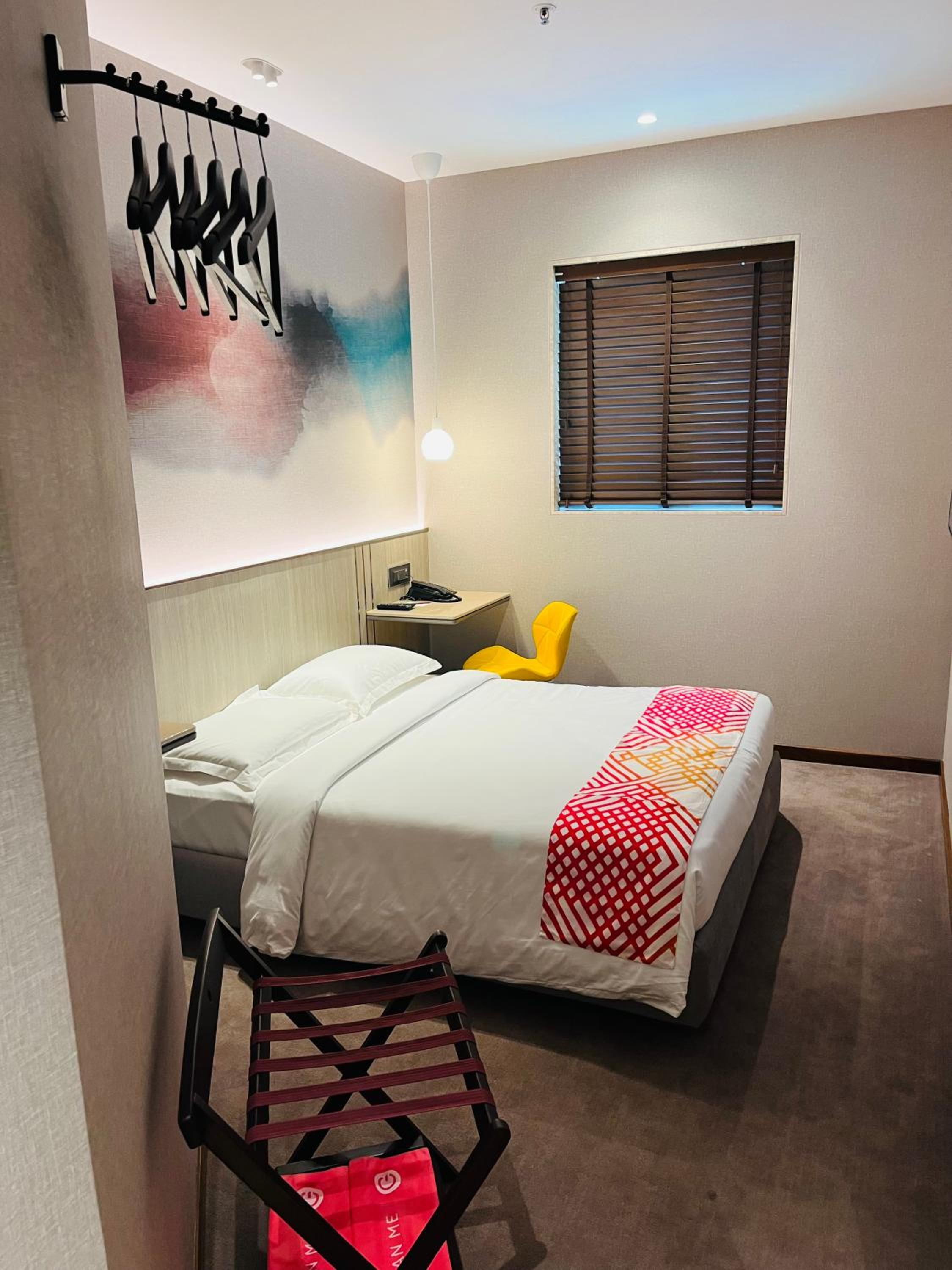 Luxe Queen Room - Photo 20