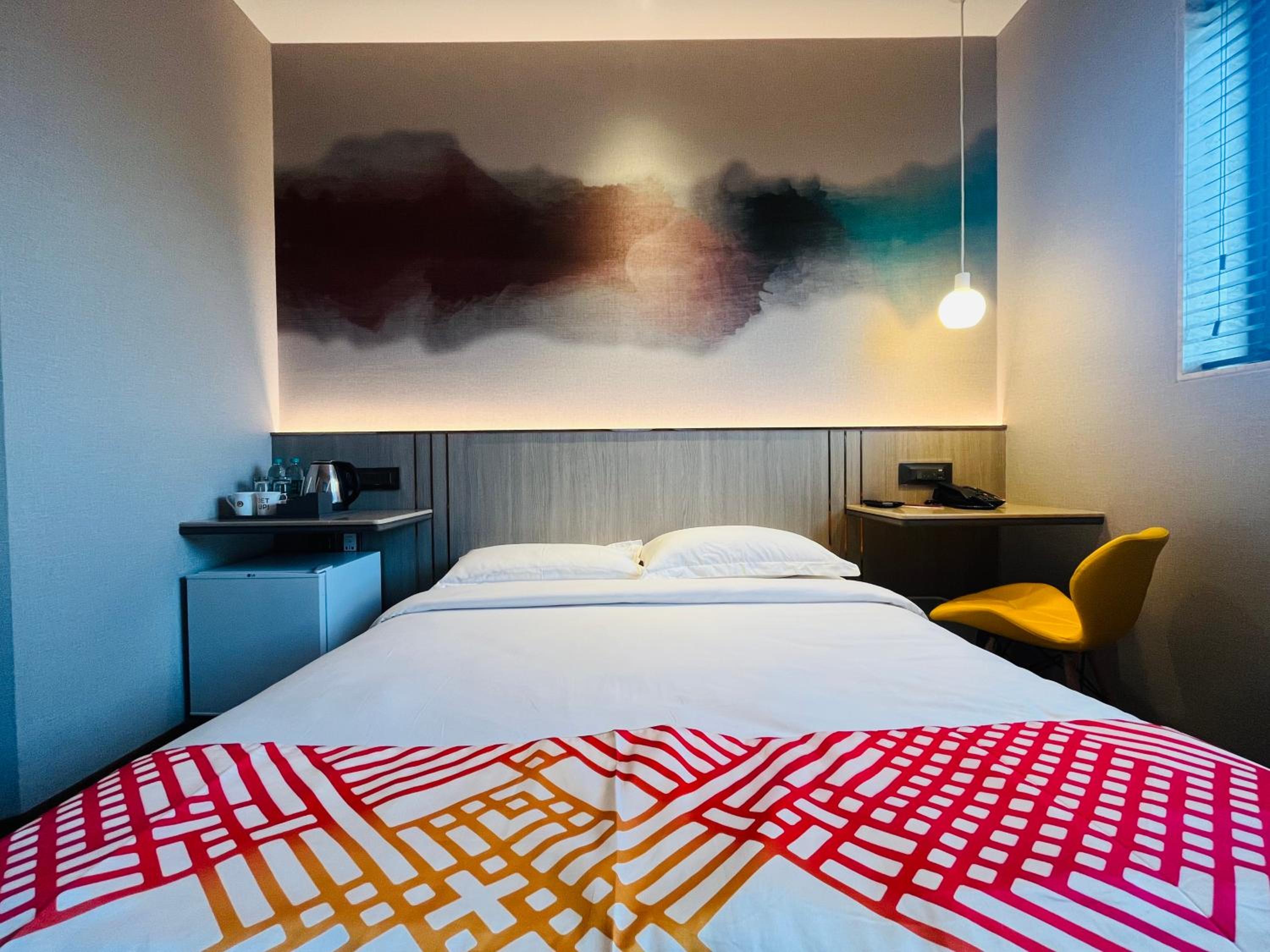 Luxe Queen Room - Photo 23