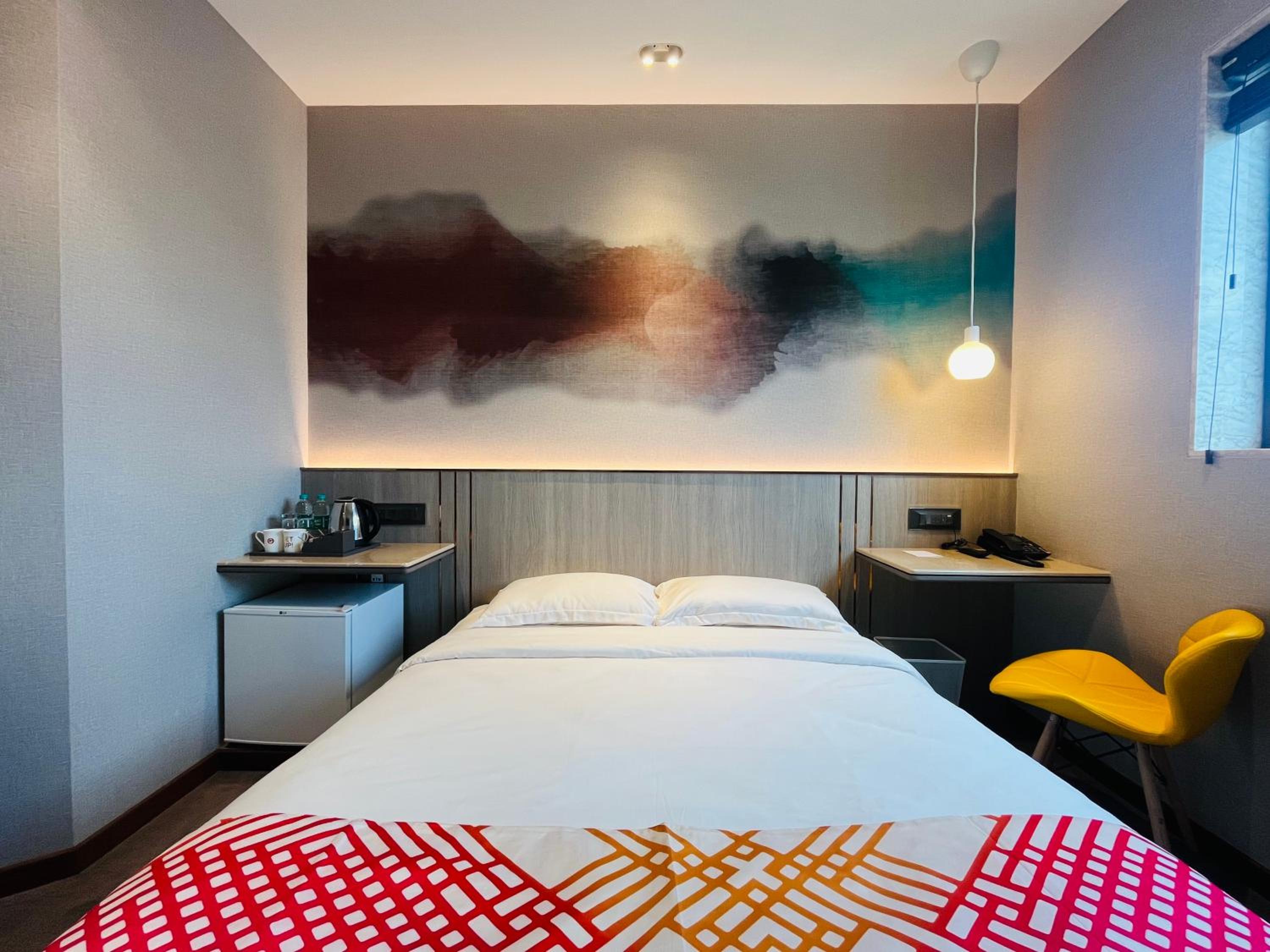 Luxe Queen Room - Photo 24