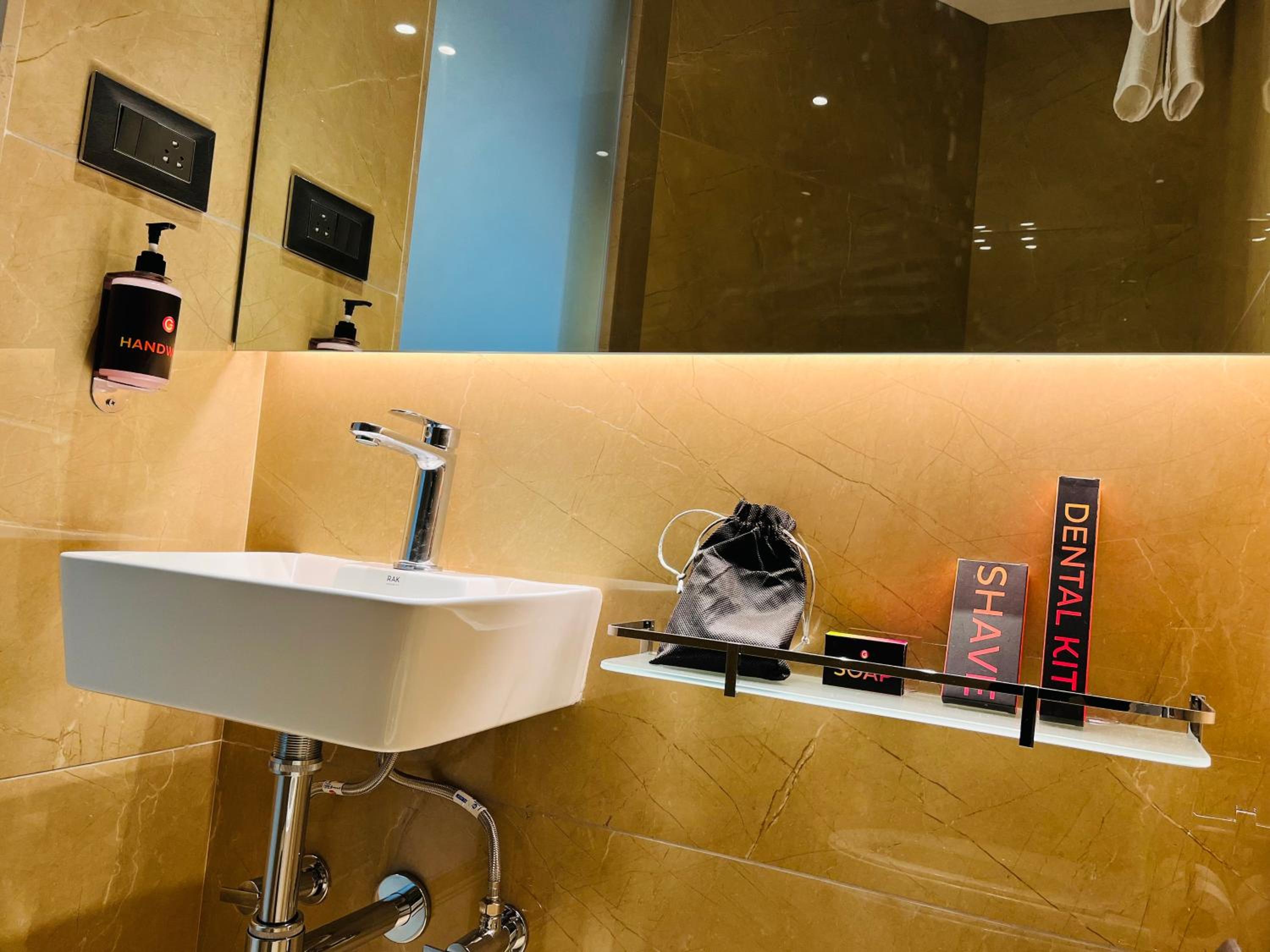 Luxe Queen Room - Photo 27