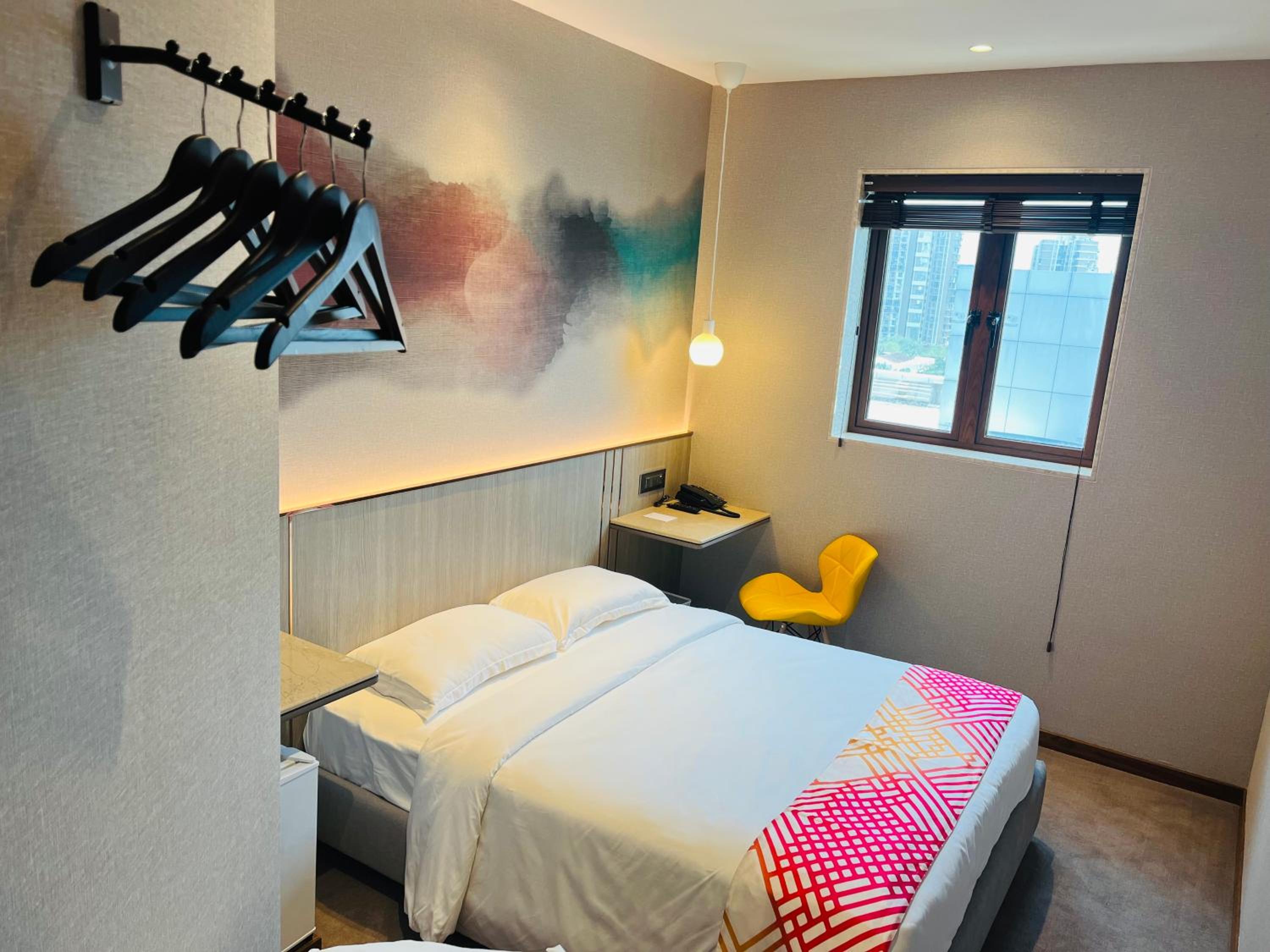Luxe Queen Room - Photo 19