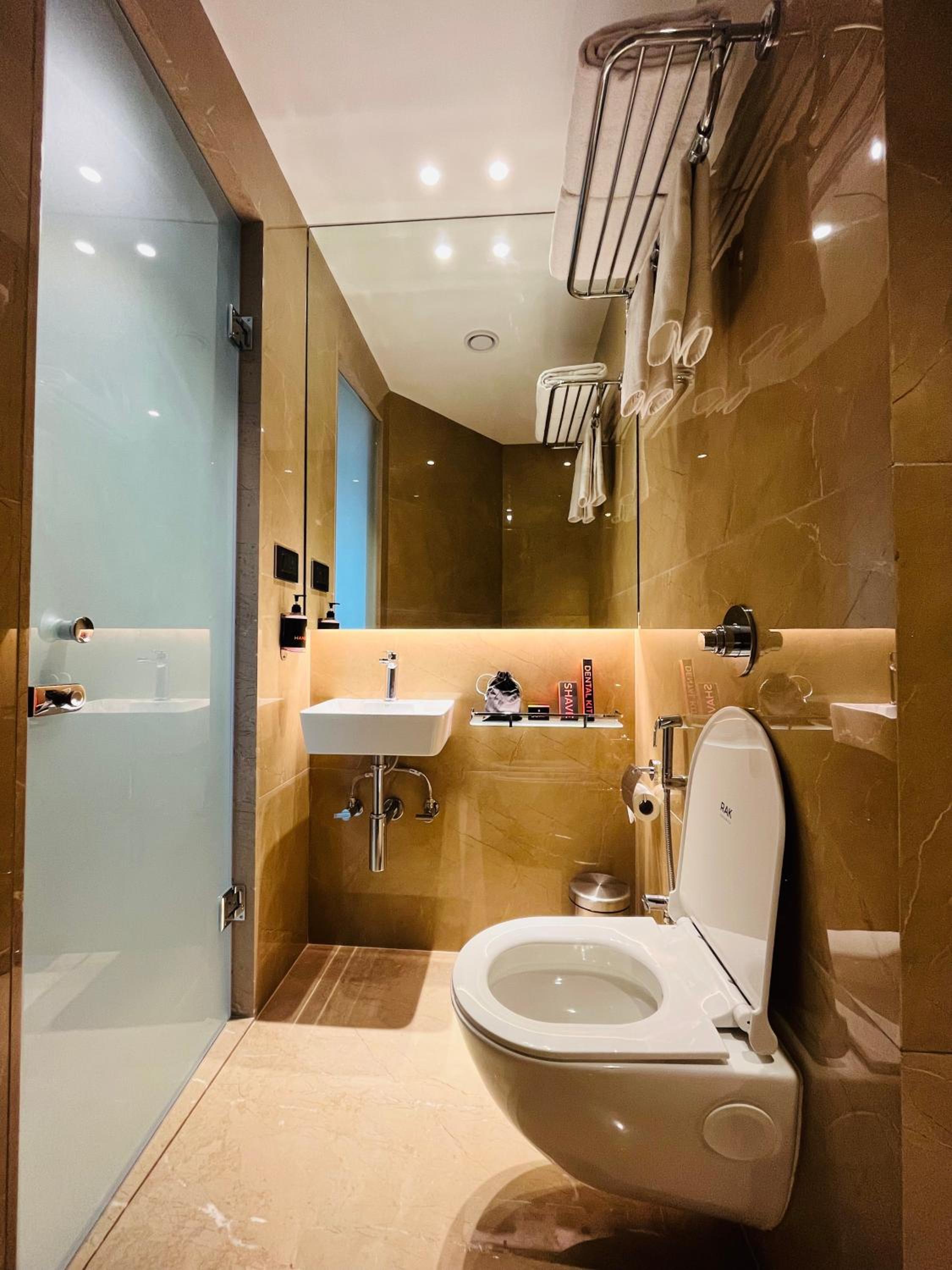 Luxe Queen Room - Photo 18