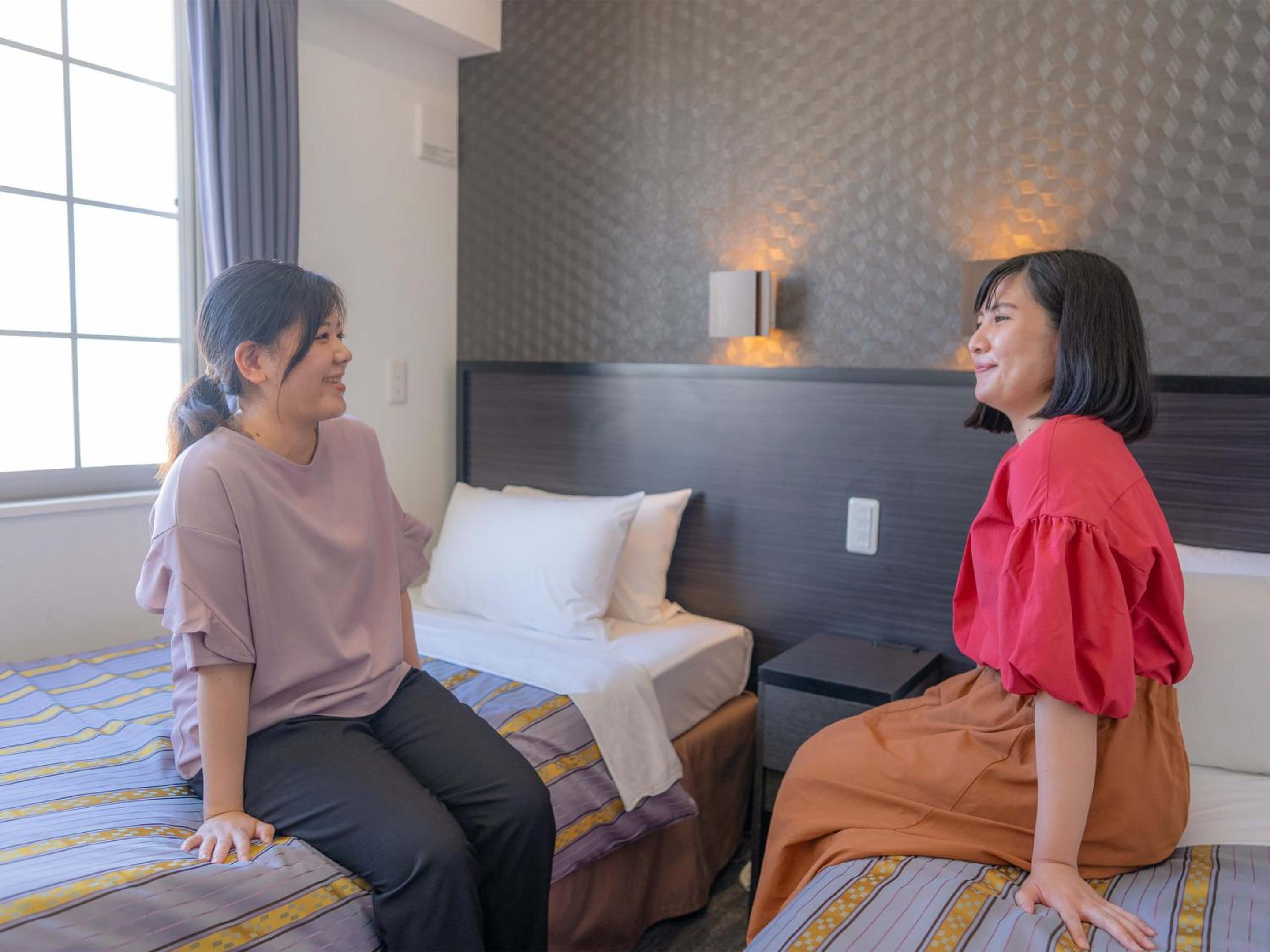 Standard Twin Room thumbnail 5
