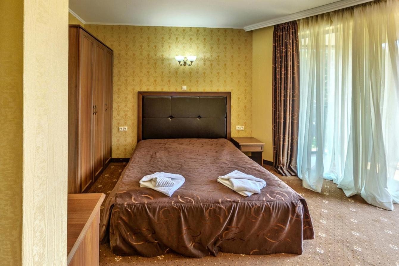 One-Bedroom Suite with Balcony photo 2