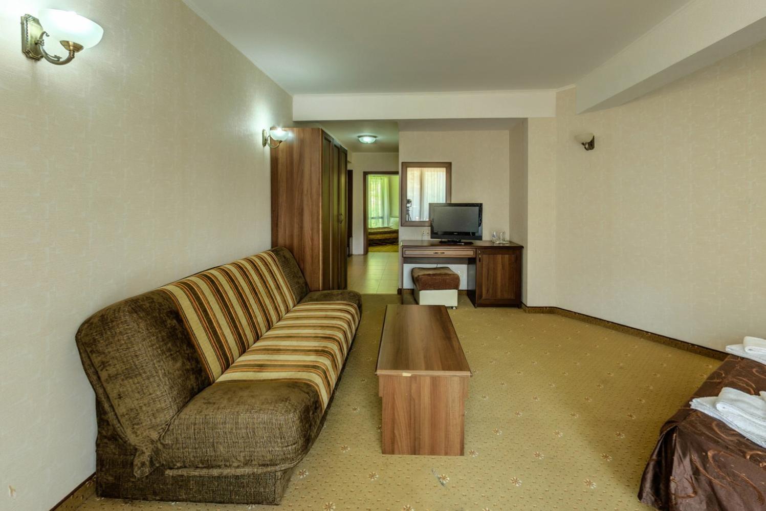 One-Bedroom Suite with Balcony photo 3