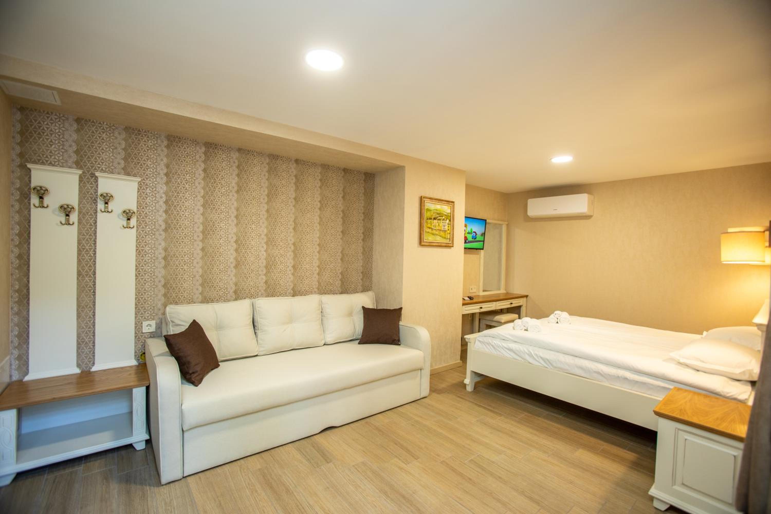 Deluxe Double Room (2 Adults + 1 Child) photo 2