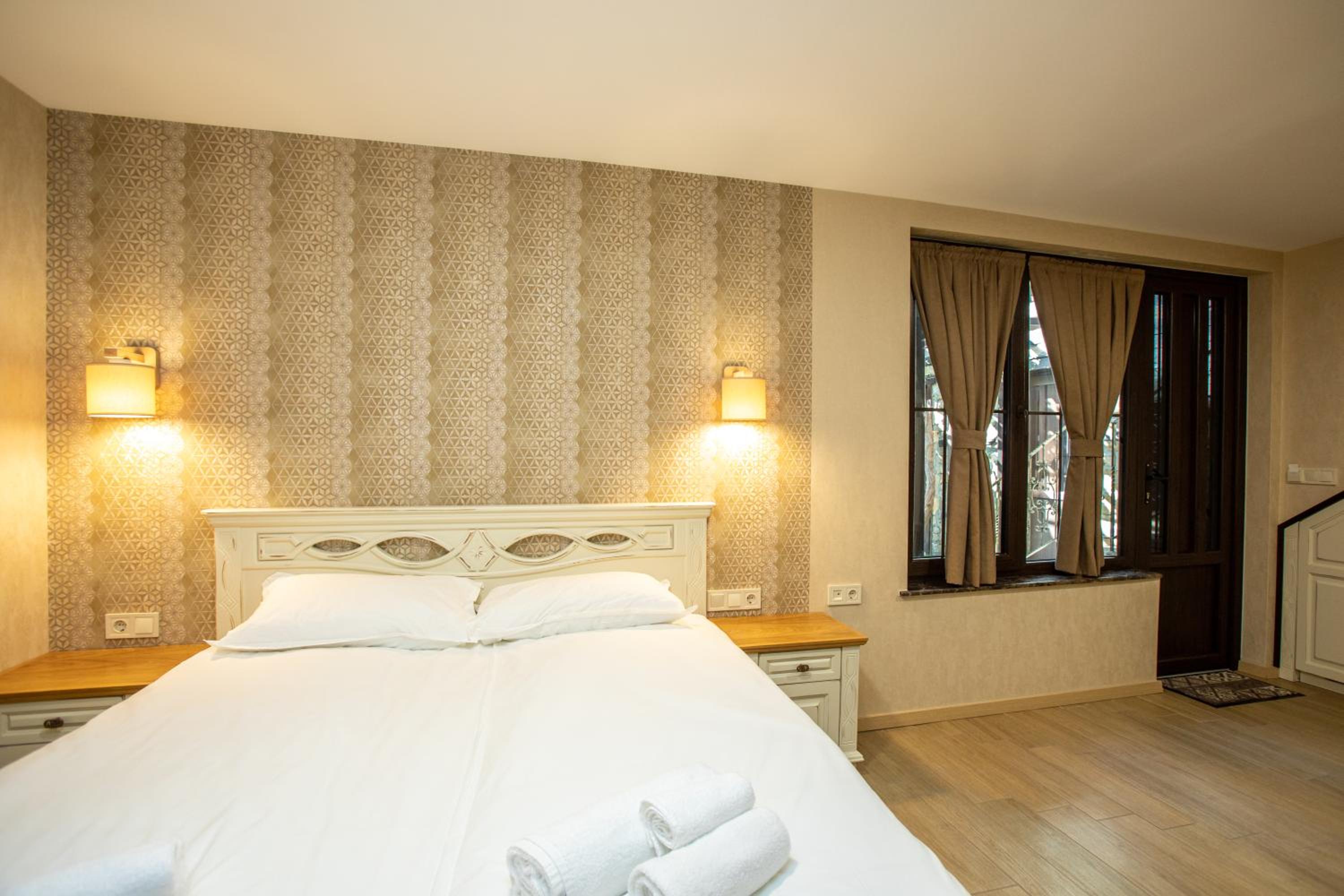 Deluxe Double Room (2 Adults + 1 Child) photo 3