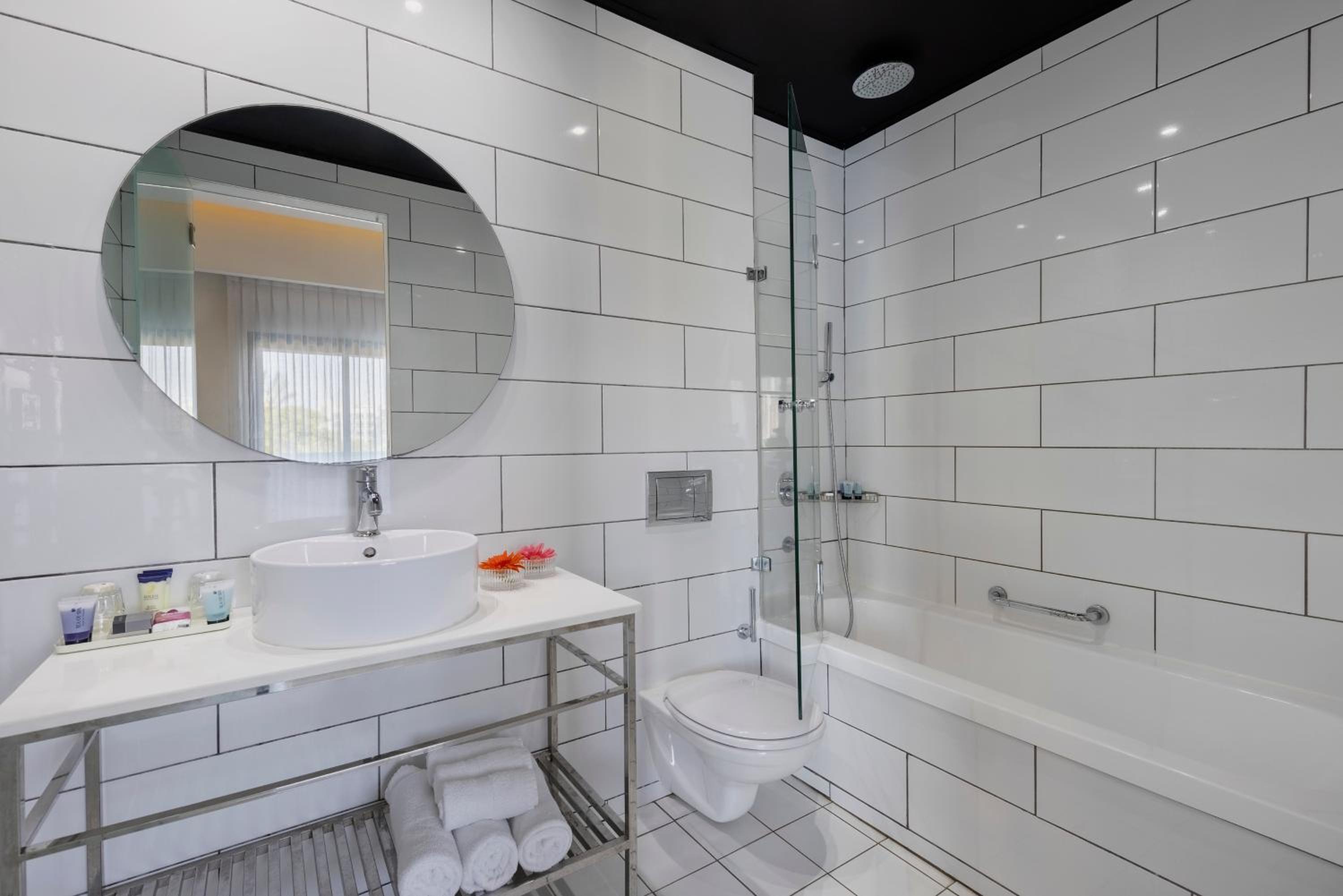 Junior Suite with Balcony (2 Adults) - Photo 3