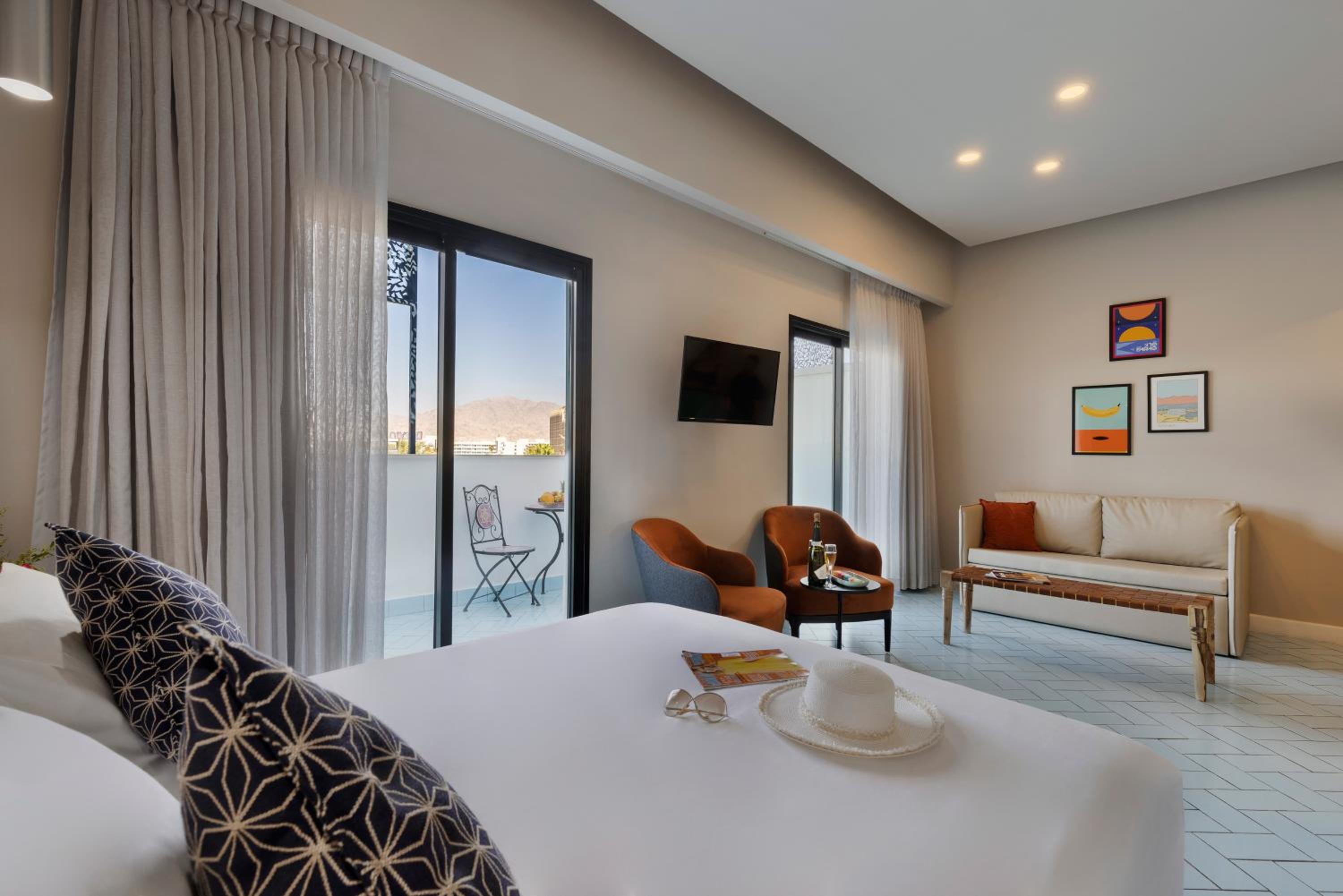 Junior Suite with Balcony (2 Adults) - Photo 2