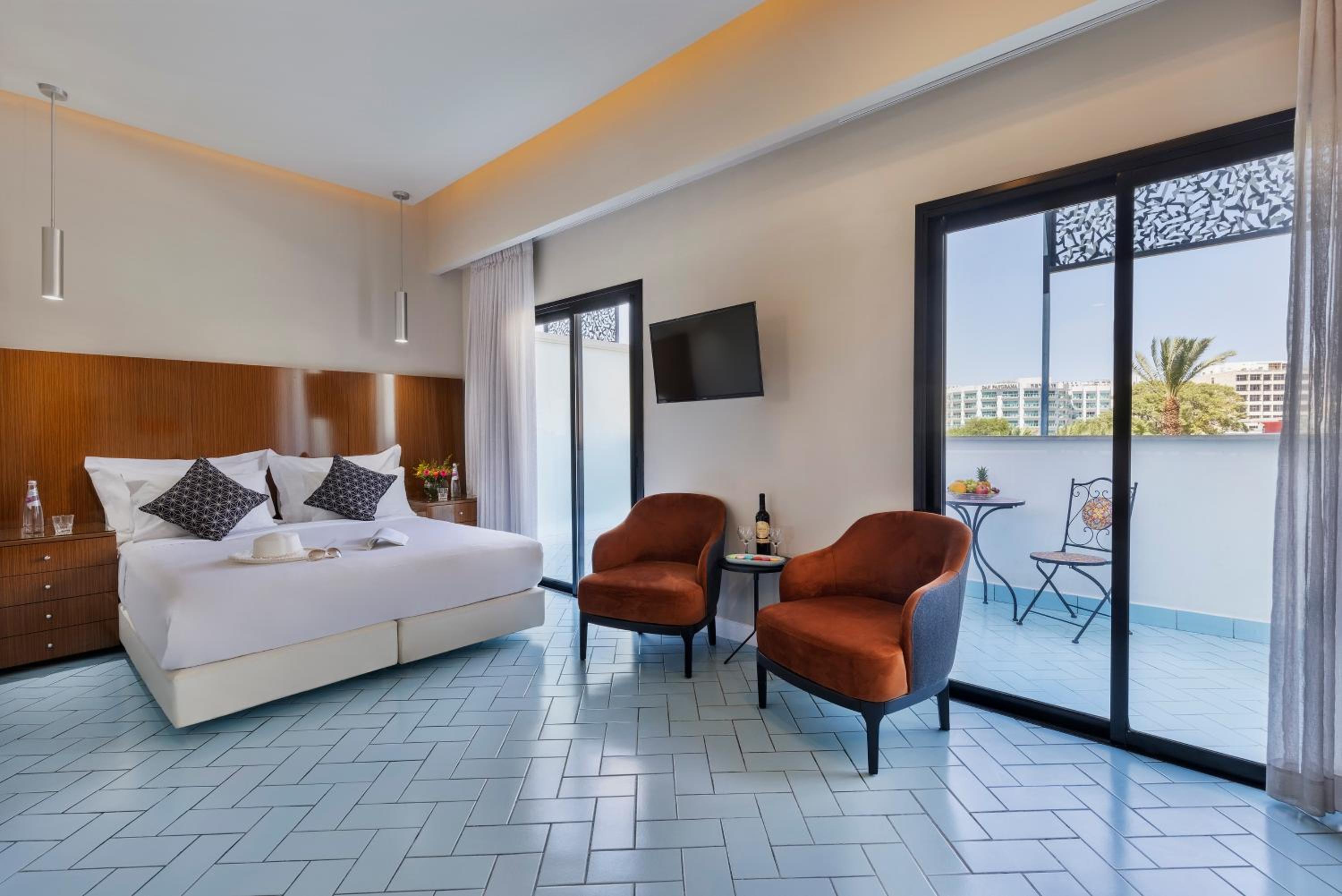 Junior Suite with Balcony (2 Adults) - Photo 5