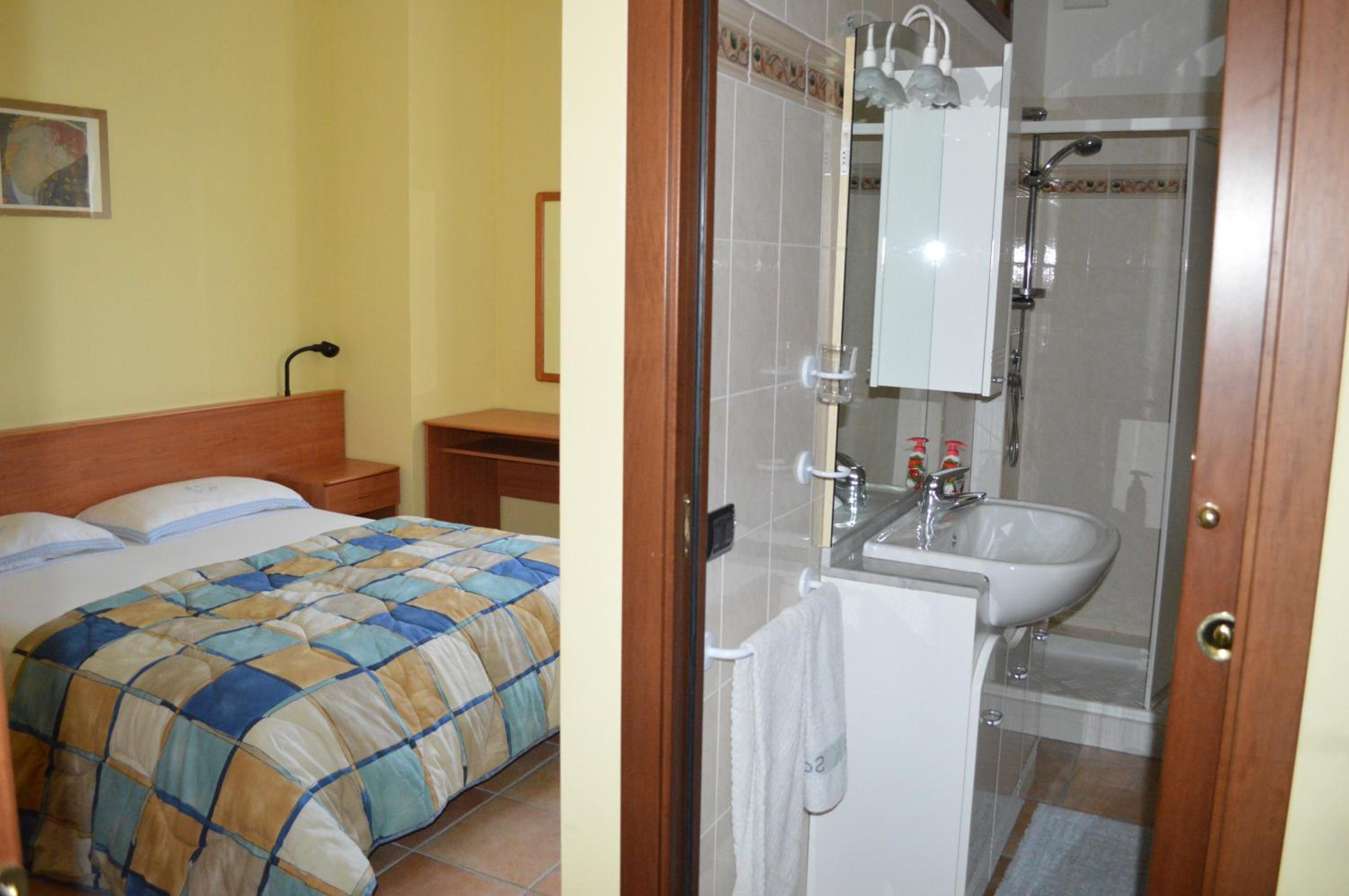 Double Room with Private Bathroom photo 2