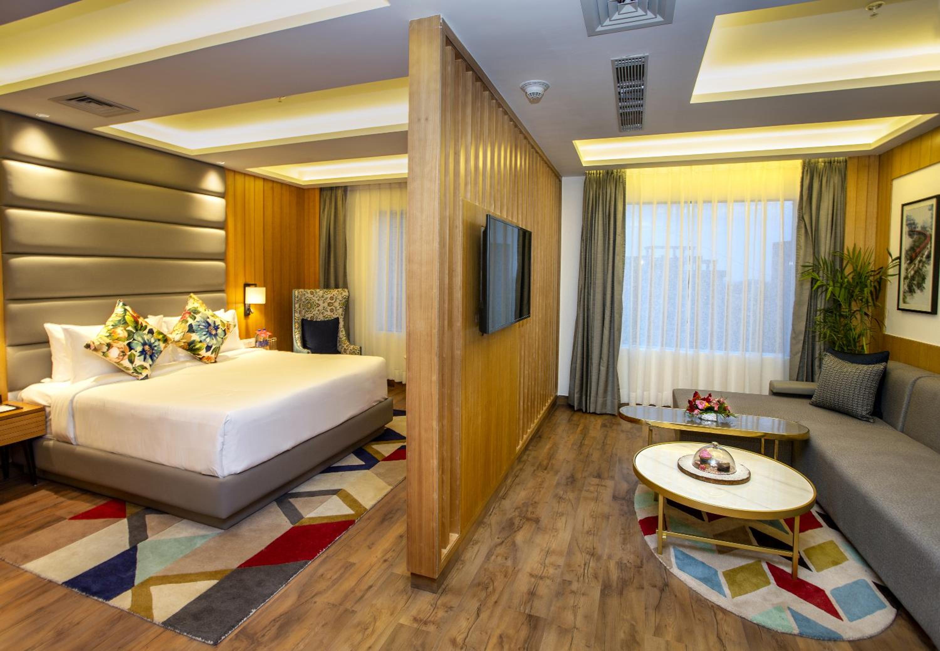 King Suite - Non-Smoking - Photo 4