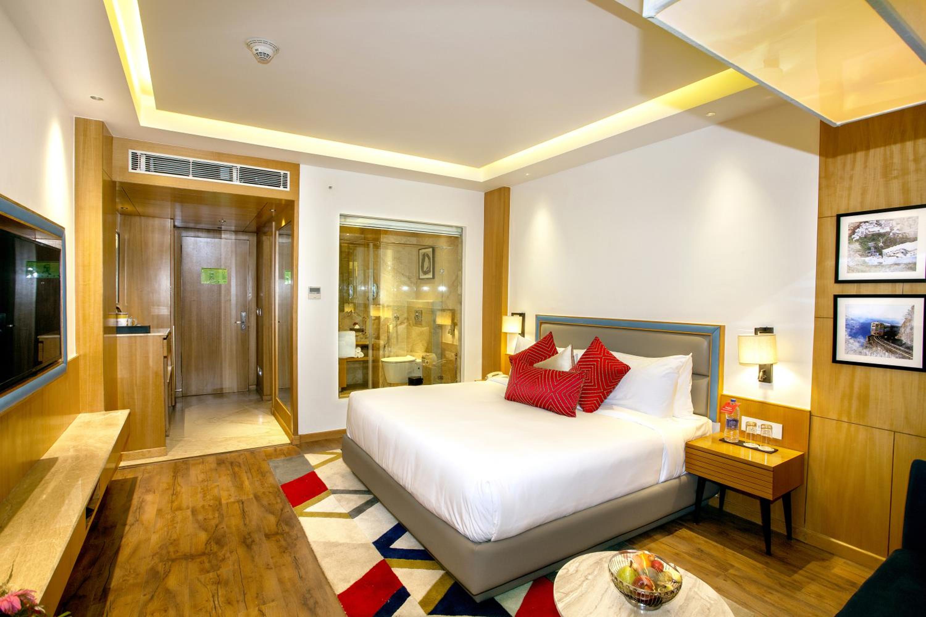 King Room with Roll-in Shower - Mobility Access/Non-Smoking - Photo 2