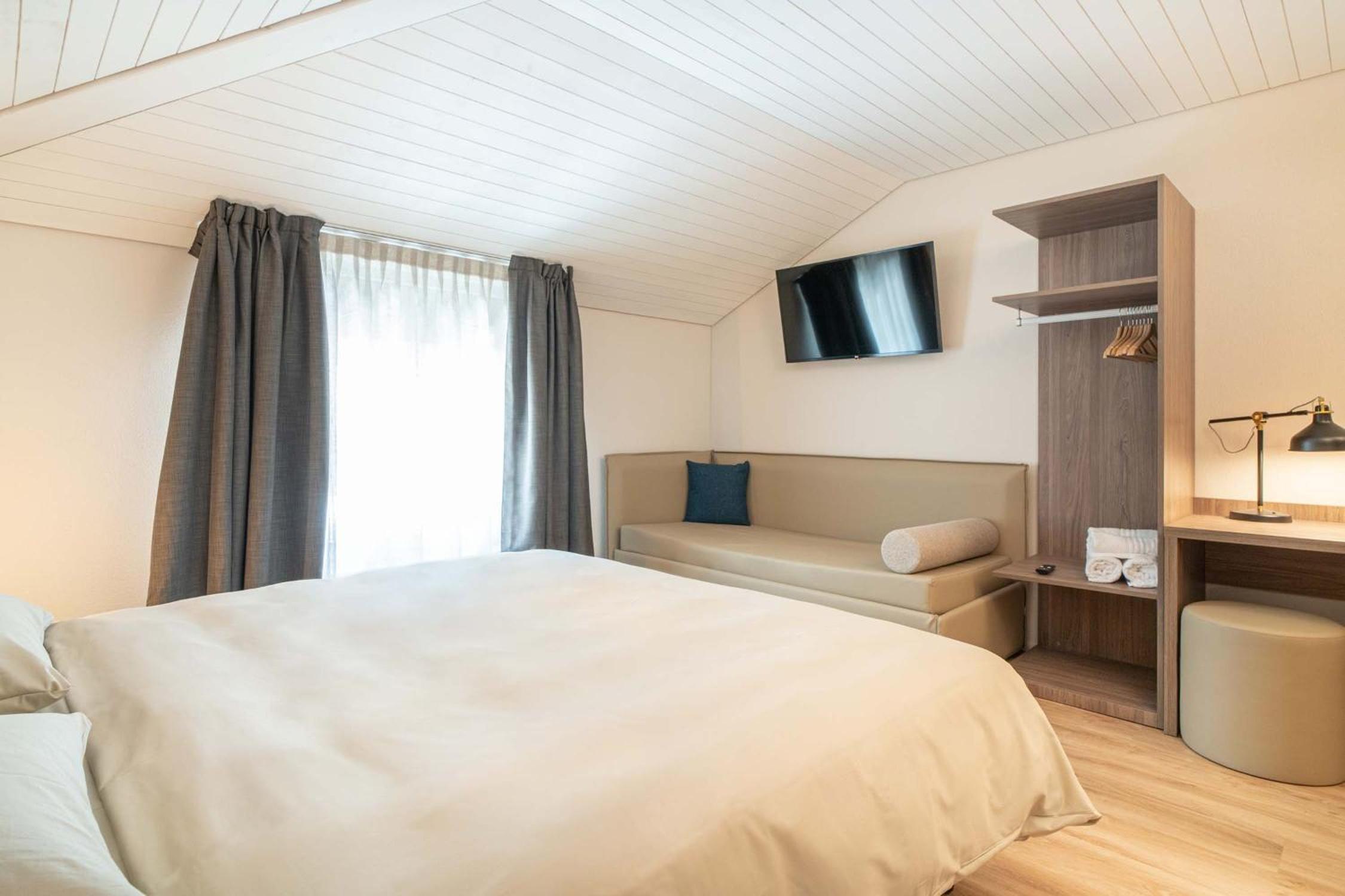 Double Room with Extra Bed - Photo 2