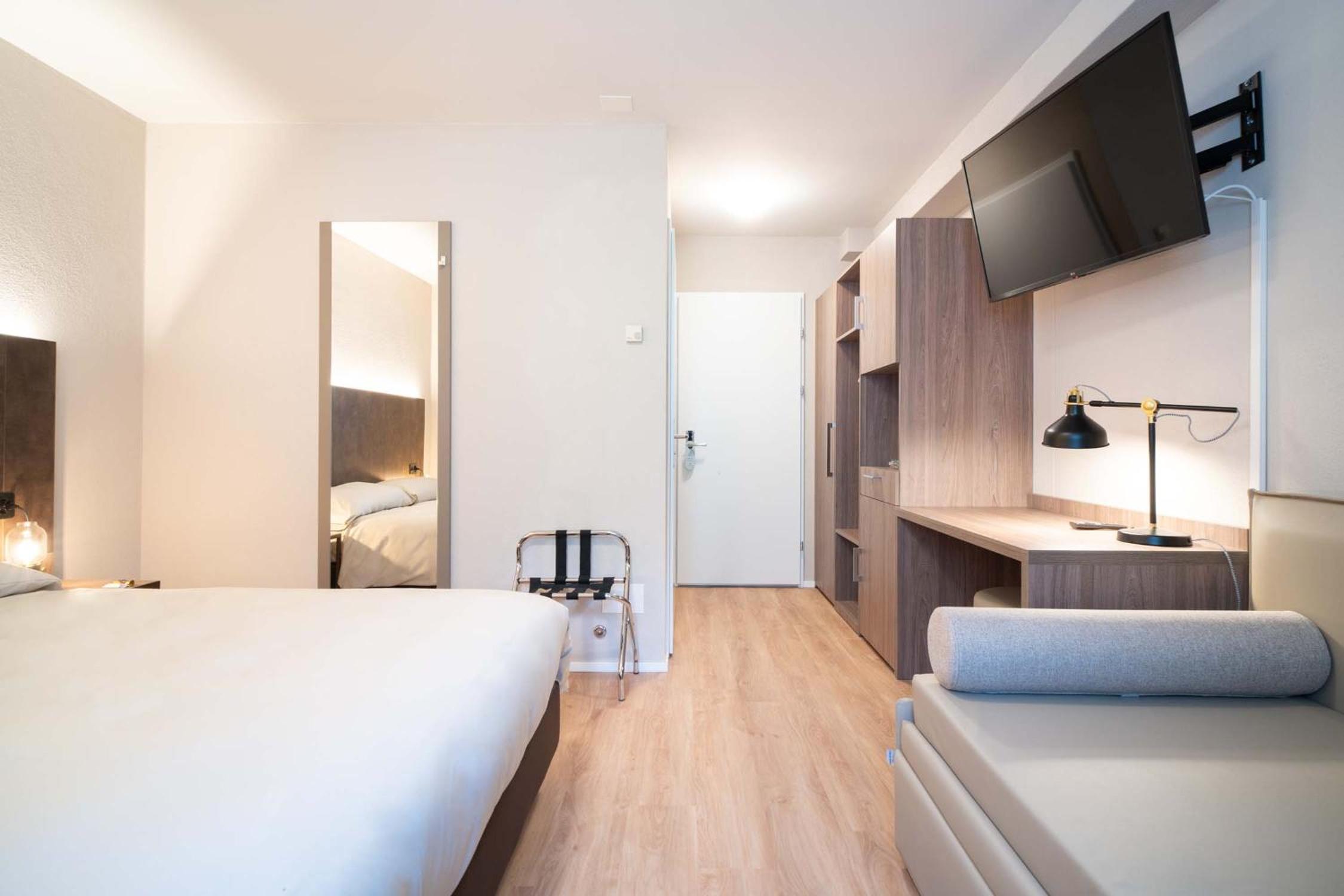 Double Room with Balcony - Photo 1