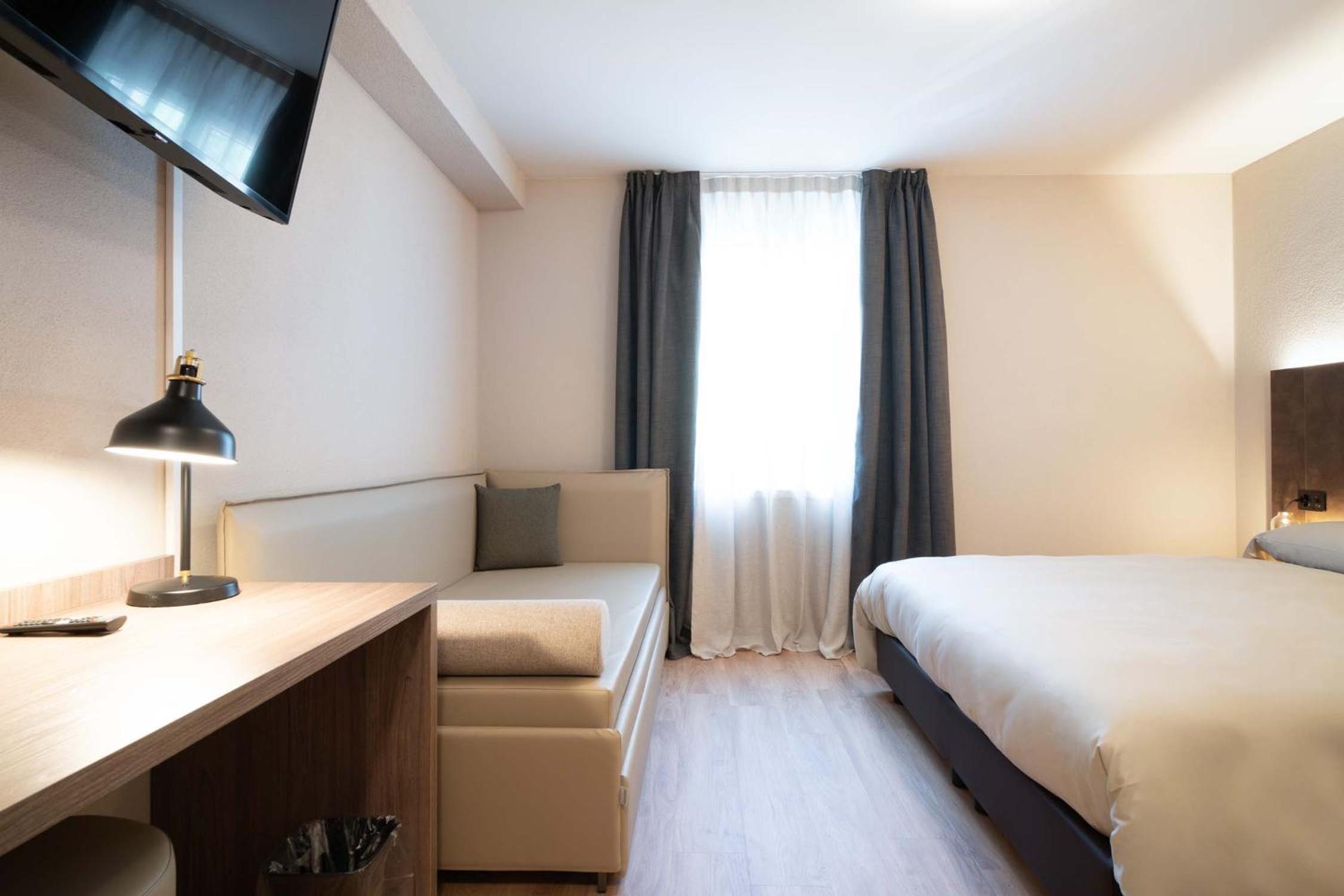 Double Room with Balcony - Photo 3
