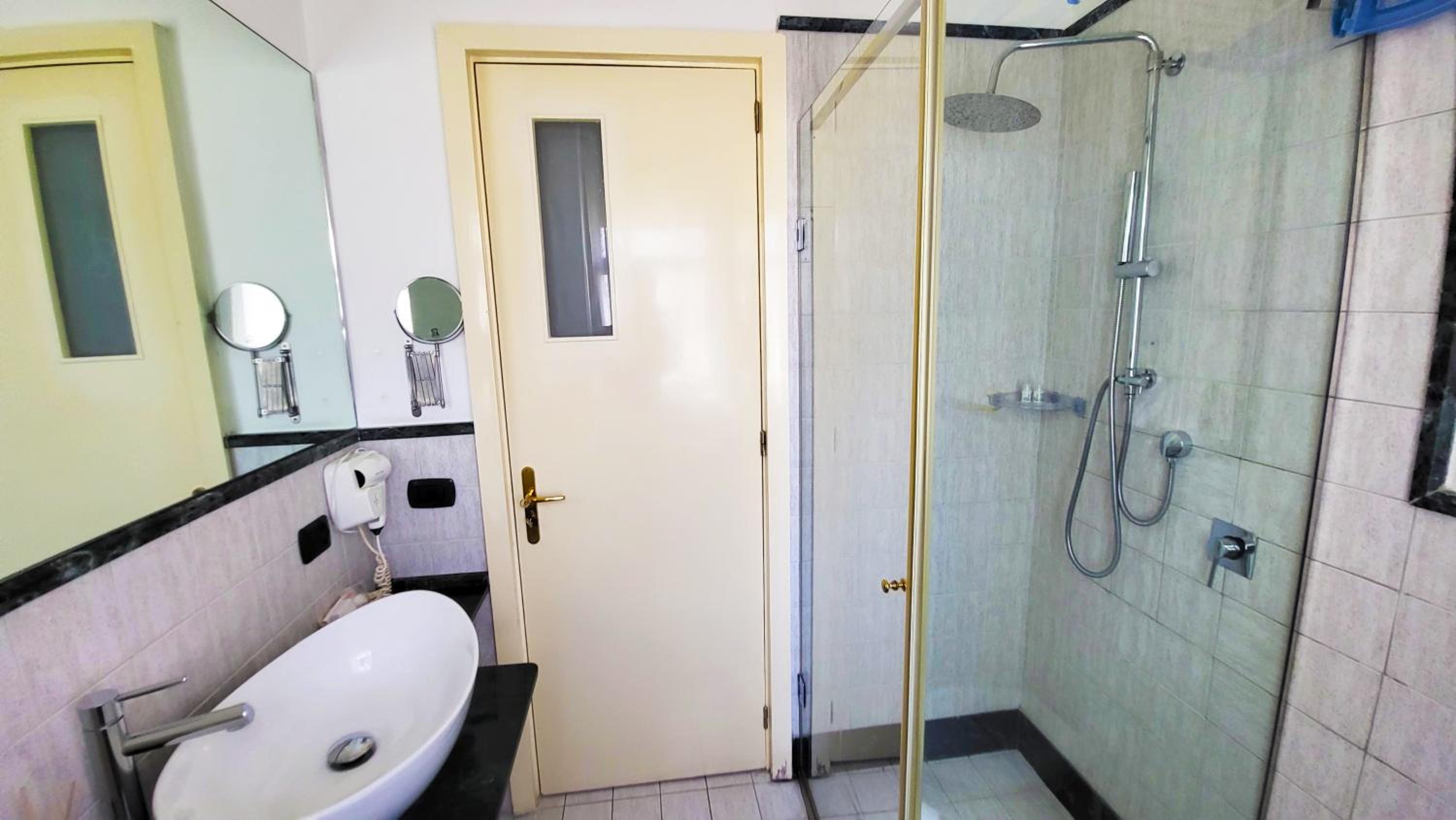 Deluxe Room - Photo 10