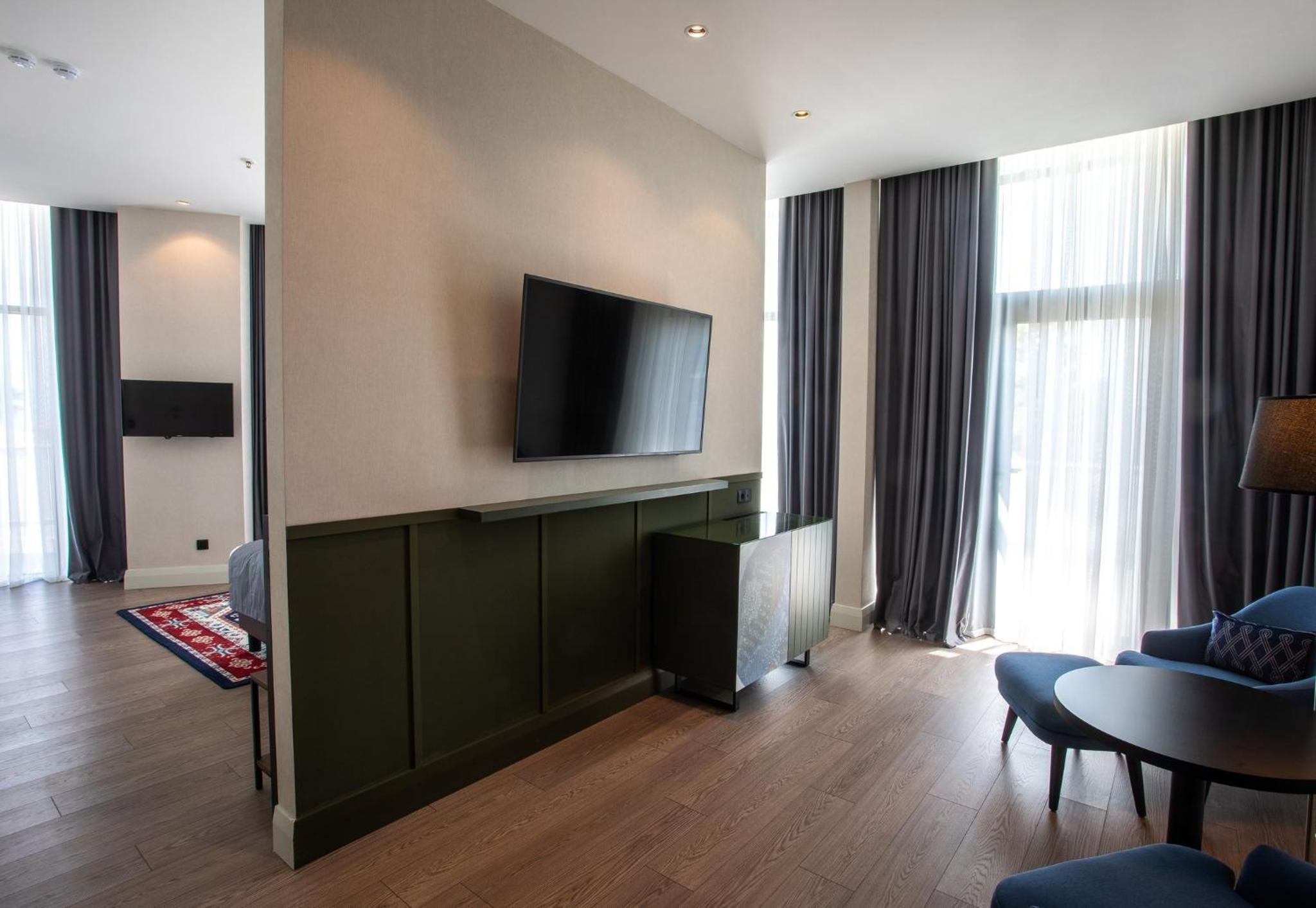 Queen Suite with Terrace and Mountain View - Photo 5