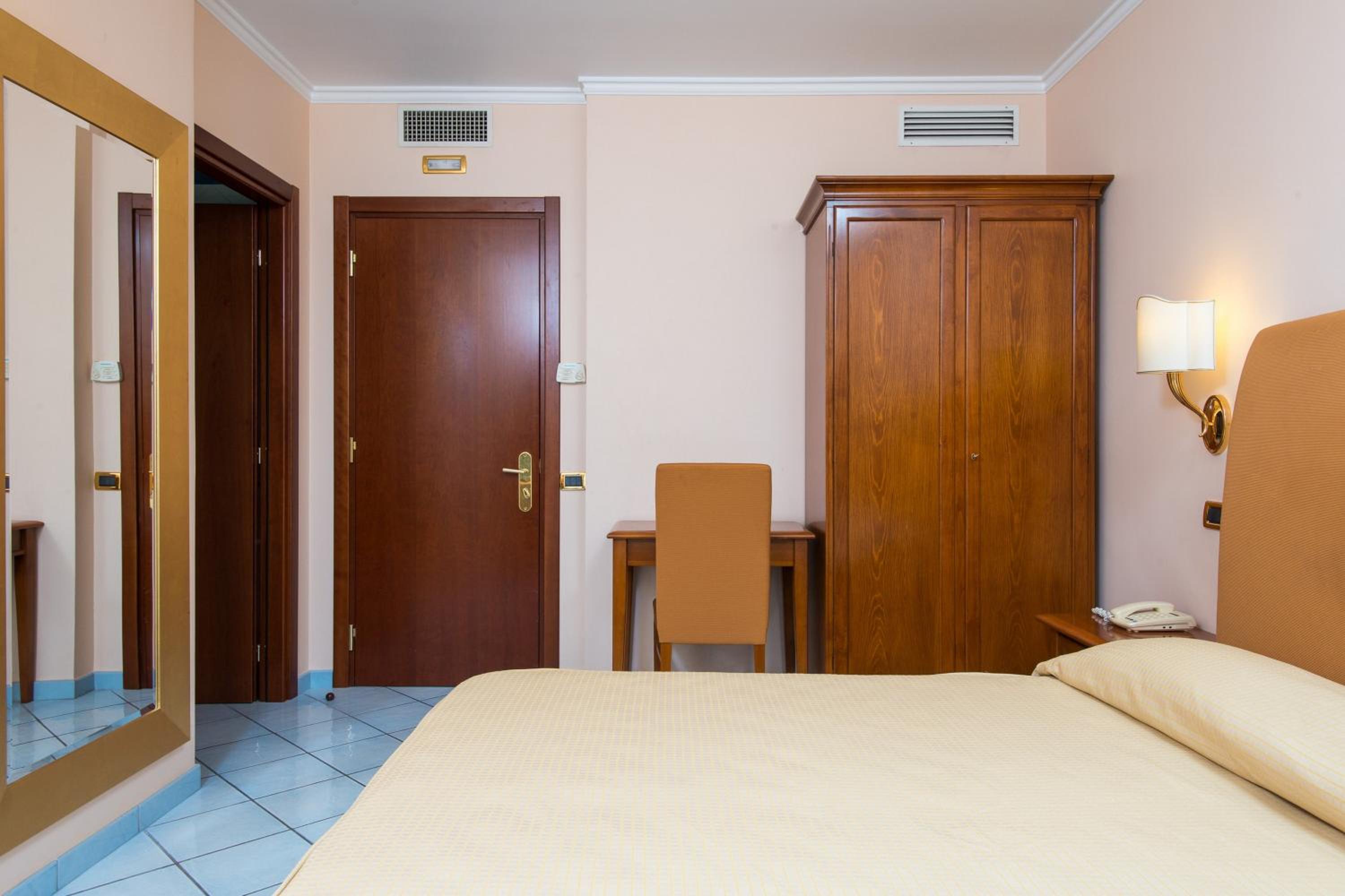 Double Room (1 Adult )
