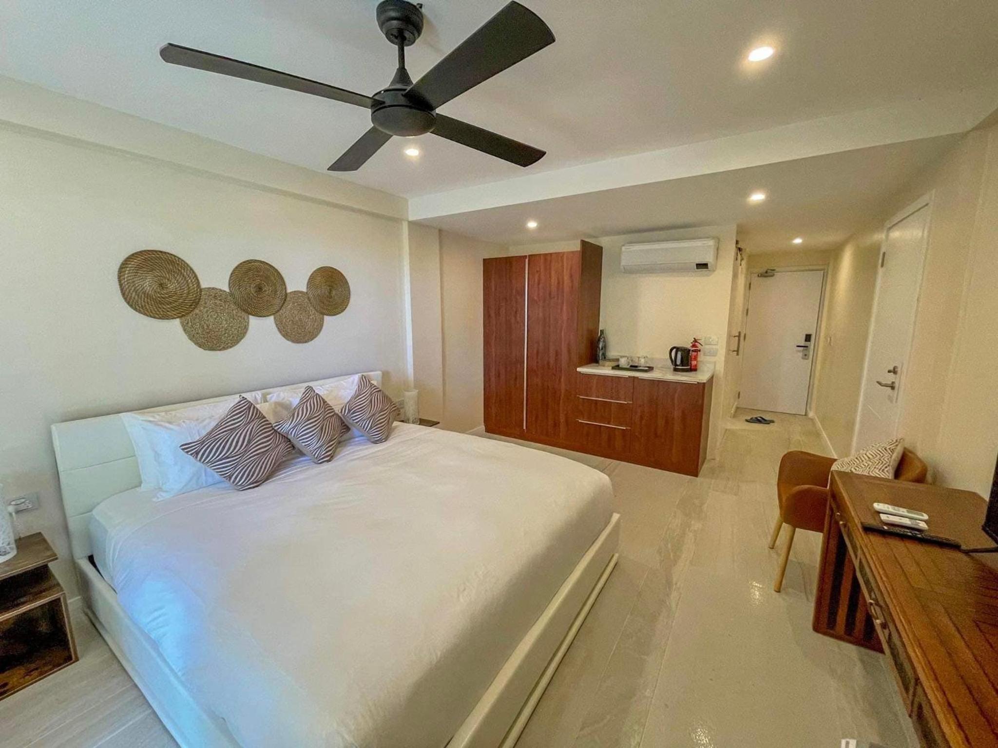 Deluxe Double Room with Side Sea View