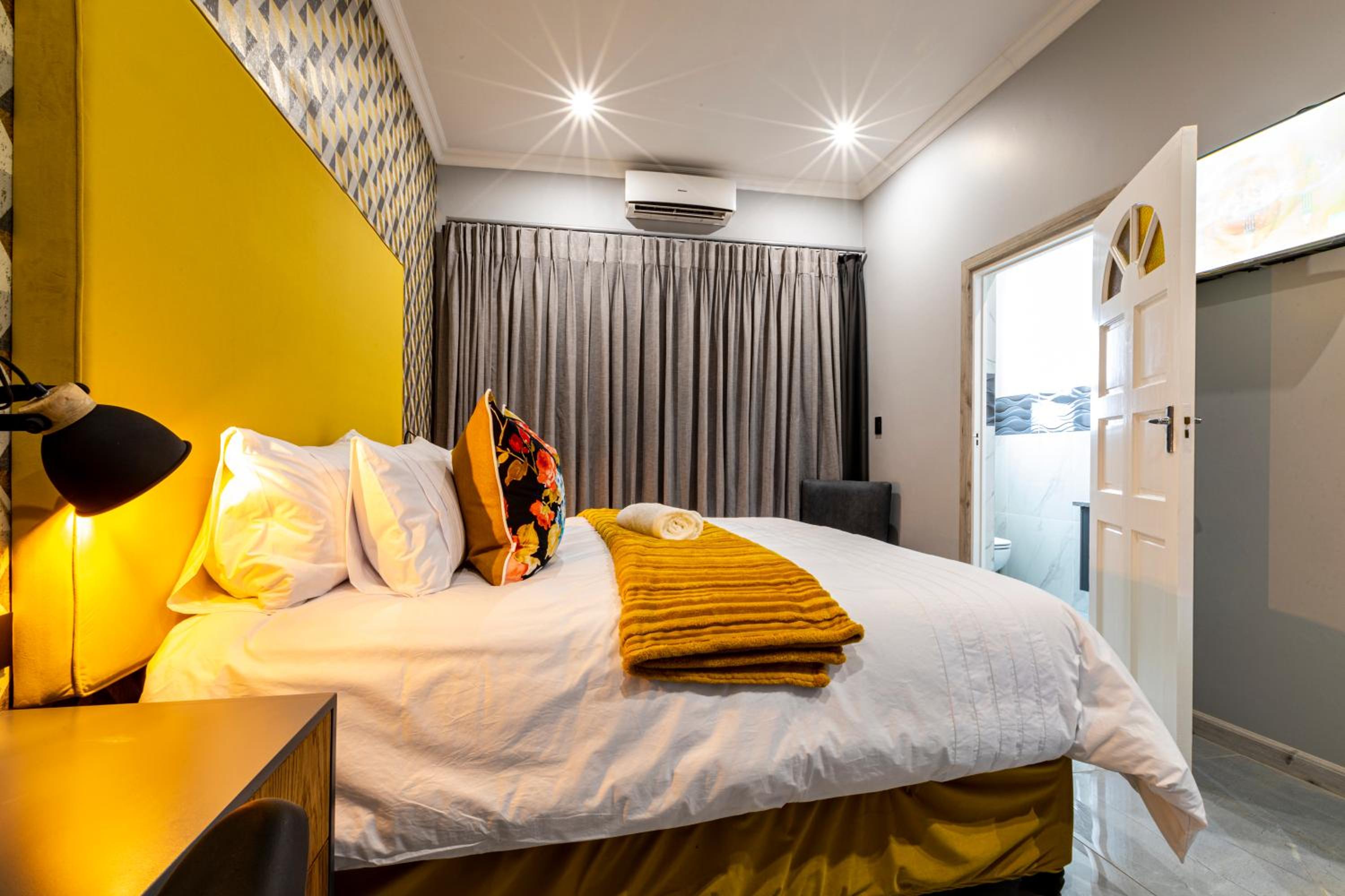 King Room with Pool View - Photo 3