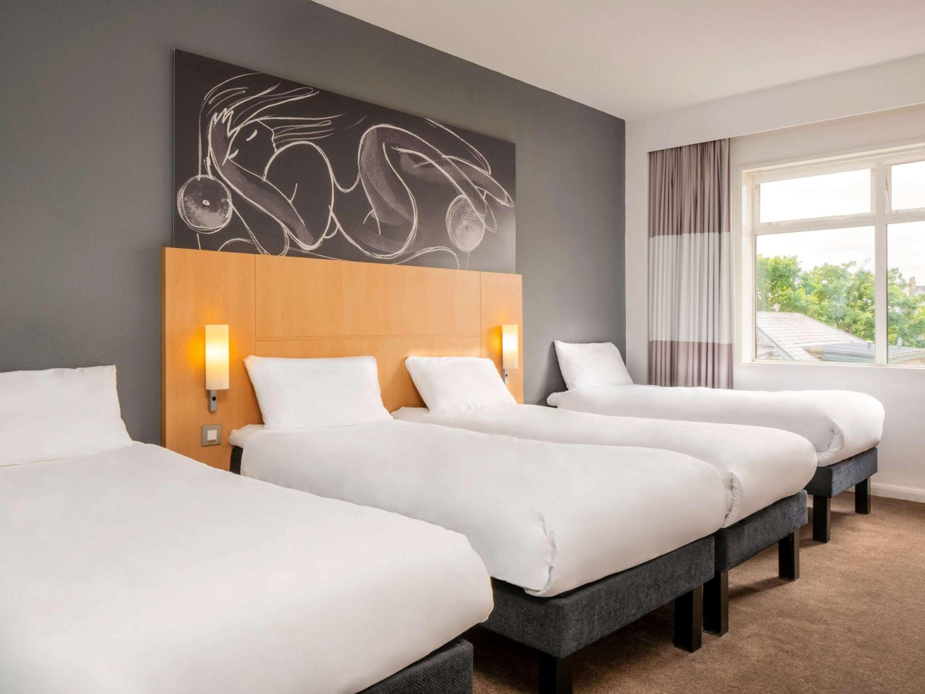 Quadruple Room with four single beds - Photo 8
