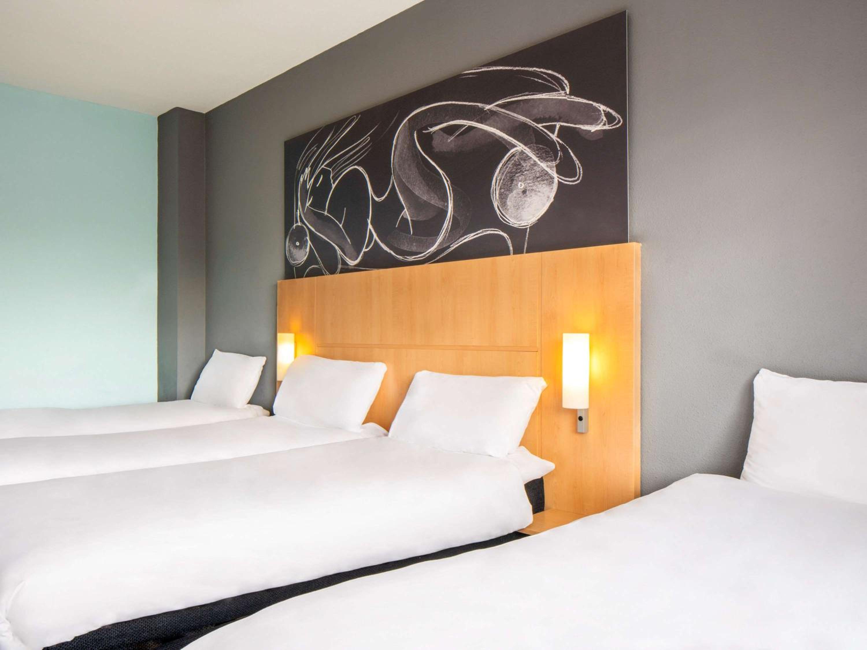 Quadruple Room with four single beds - Photo 10
