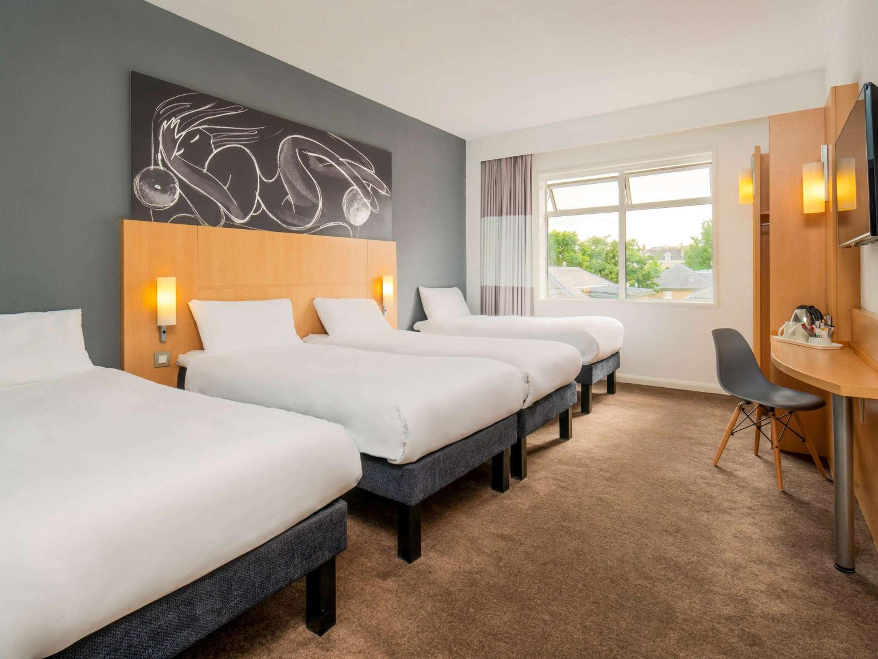 Quadruple Room with four single beds - Photo 9