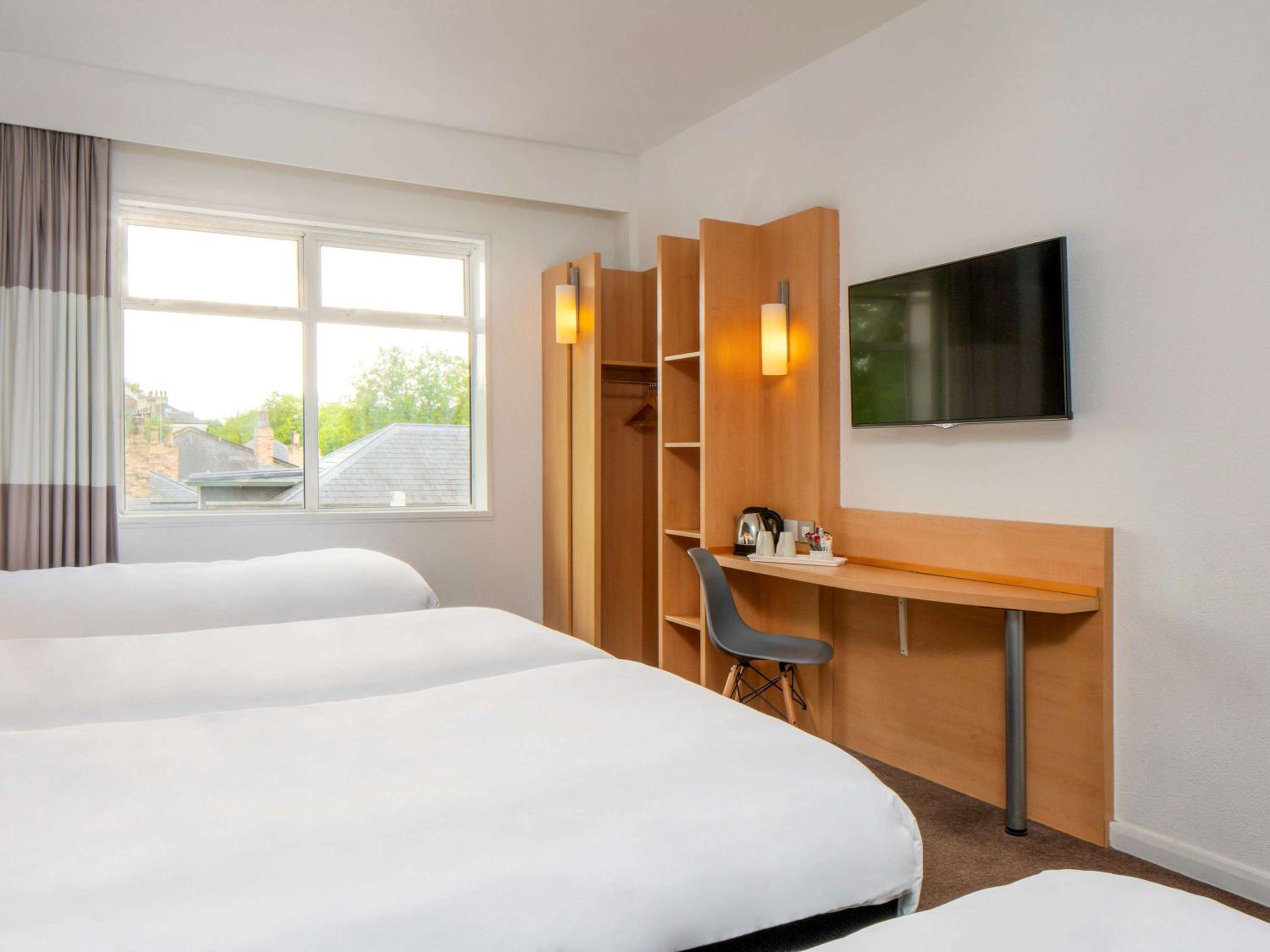 Quadruple Room with four single beds - Photo 11