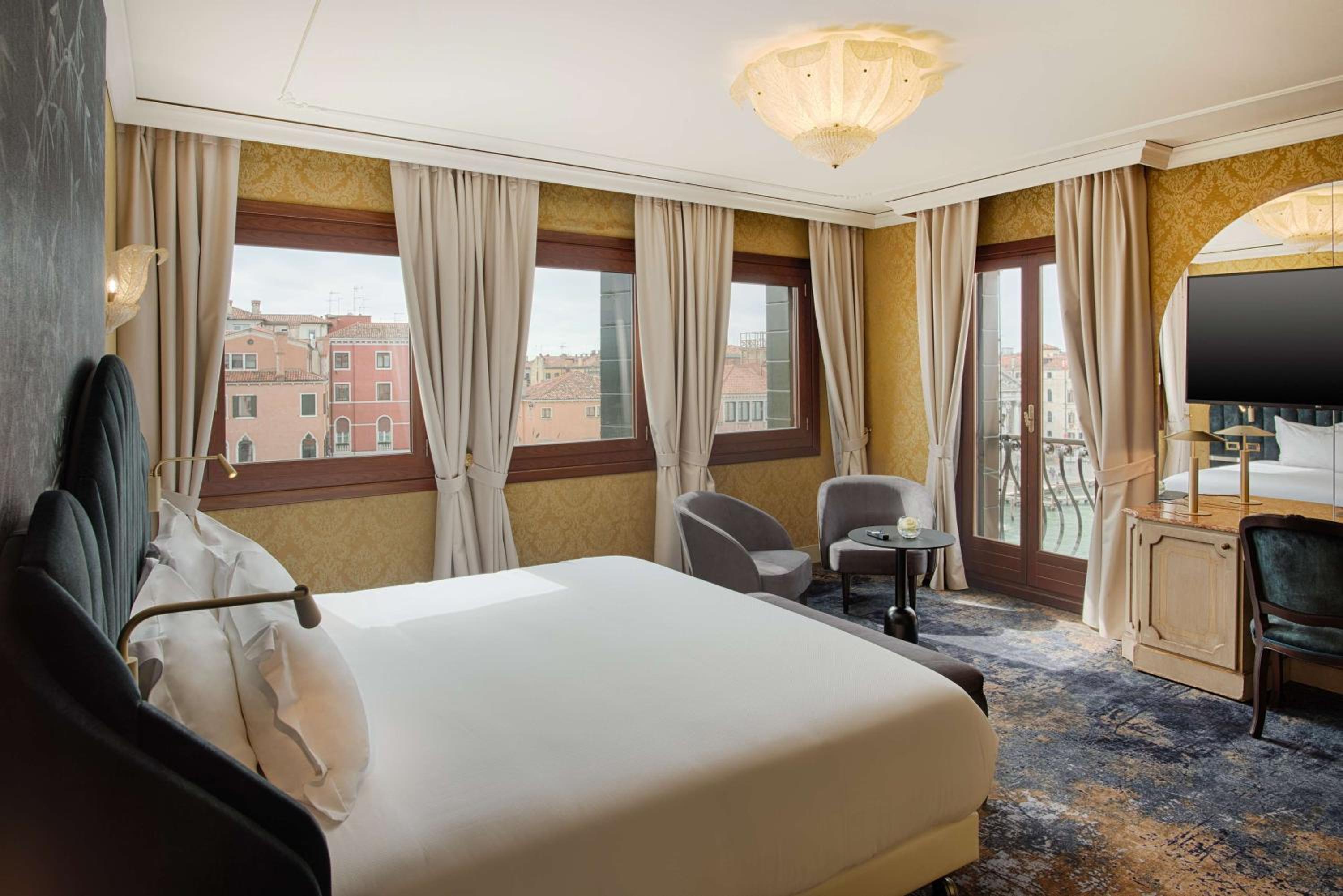 Premium Double or Twin Room with Canal View - Photo 11