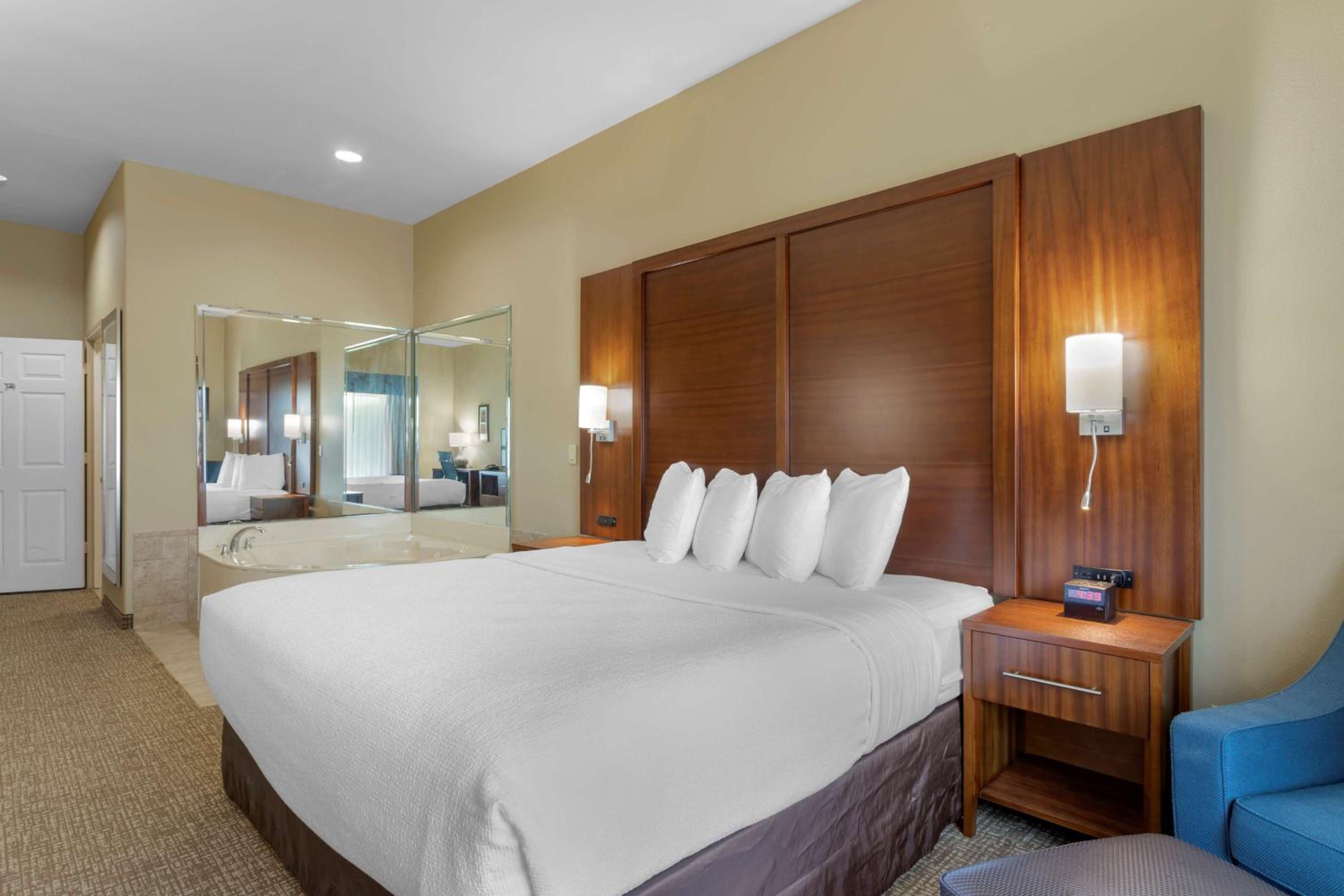 King Suite with Whirlpool - Photo 2