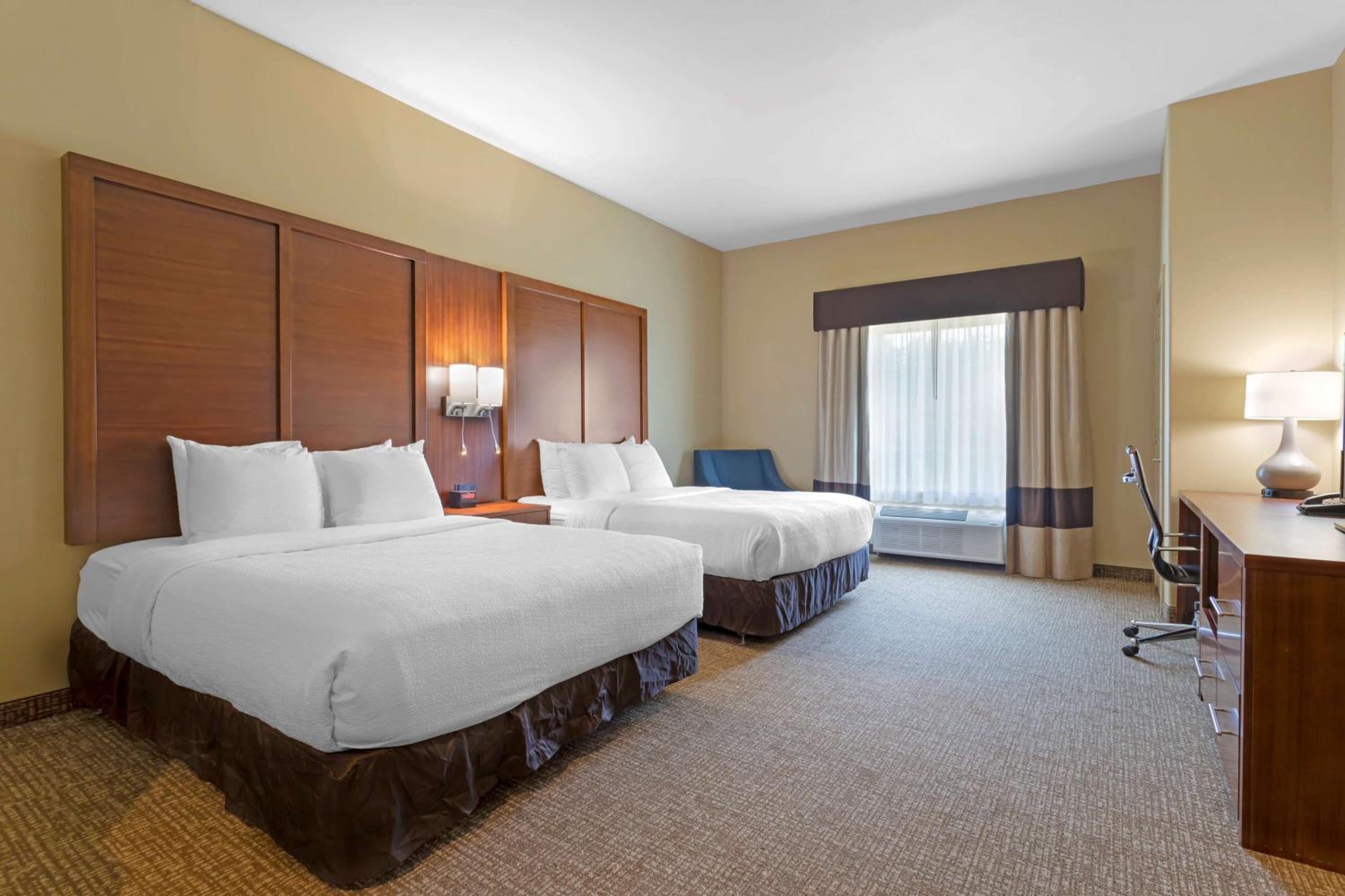 Queen Room with Two Queen Beds - Disability Access - Photo 1