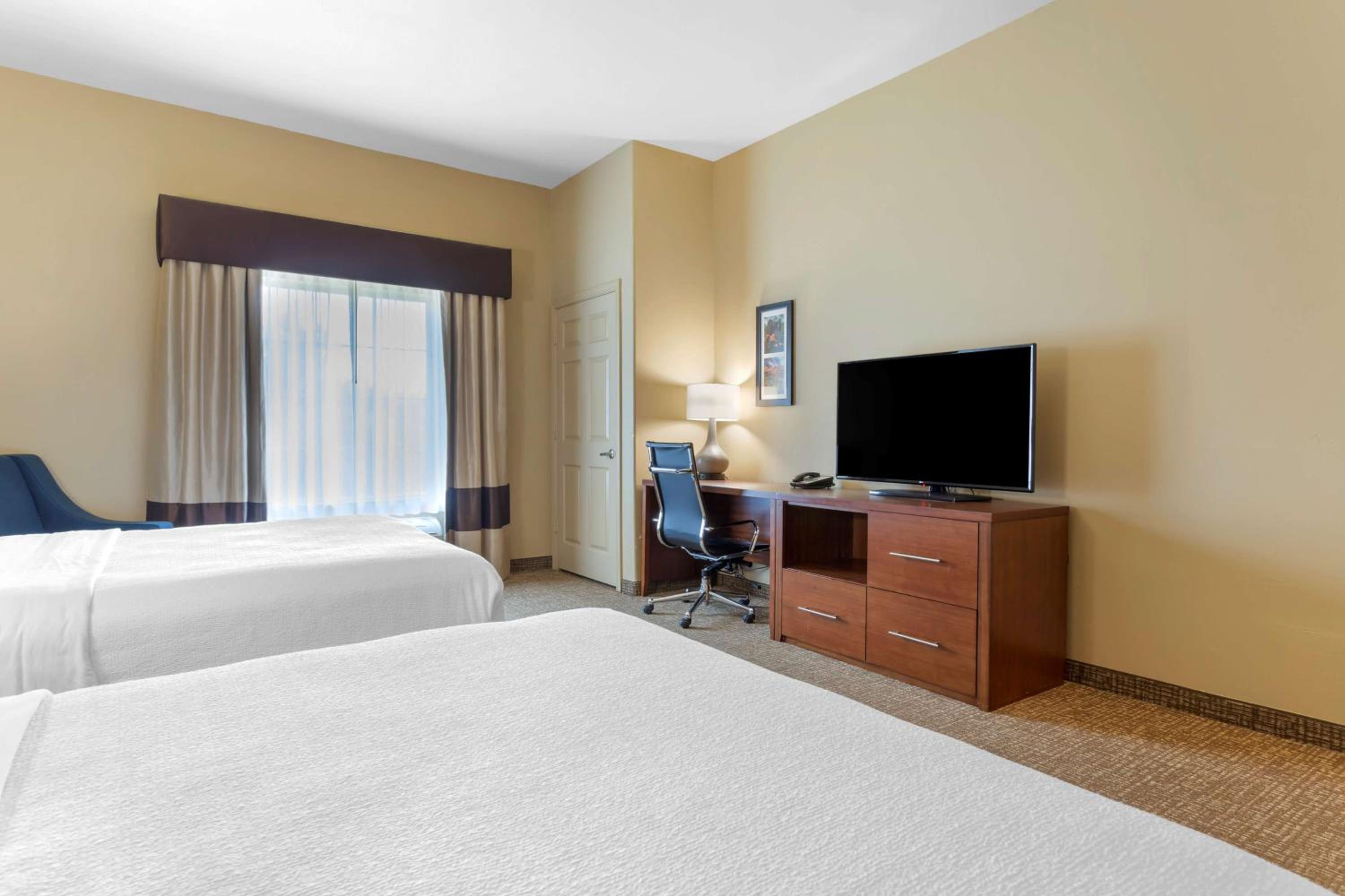 Queen Room with Two Queen Beds - Disability Access - Photo 3