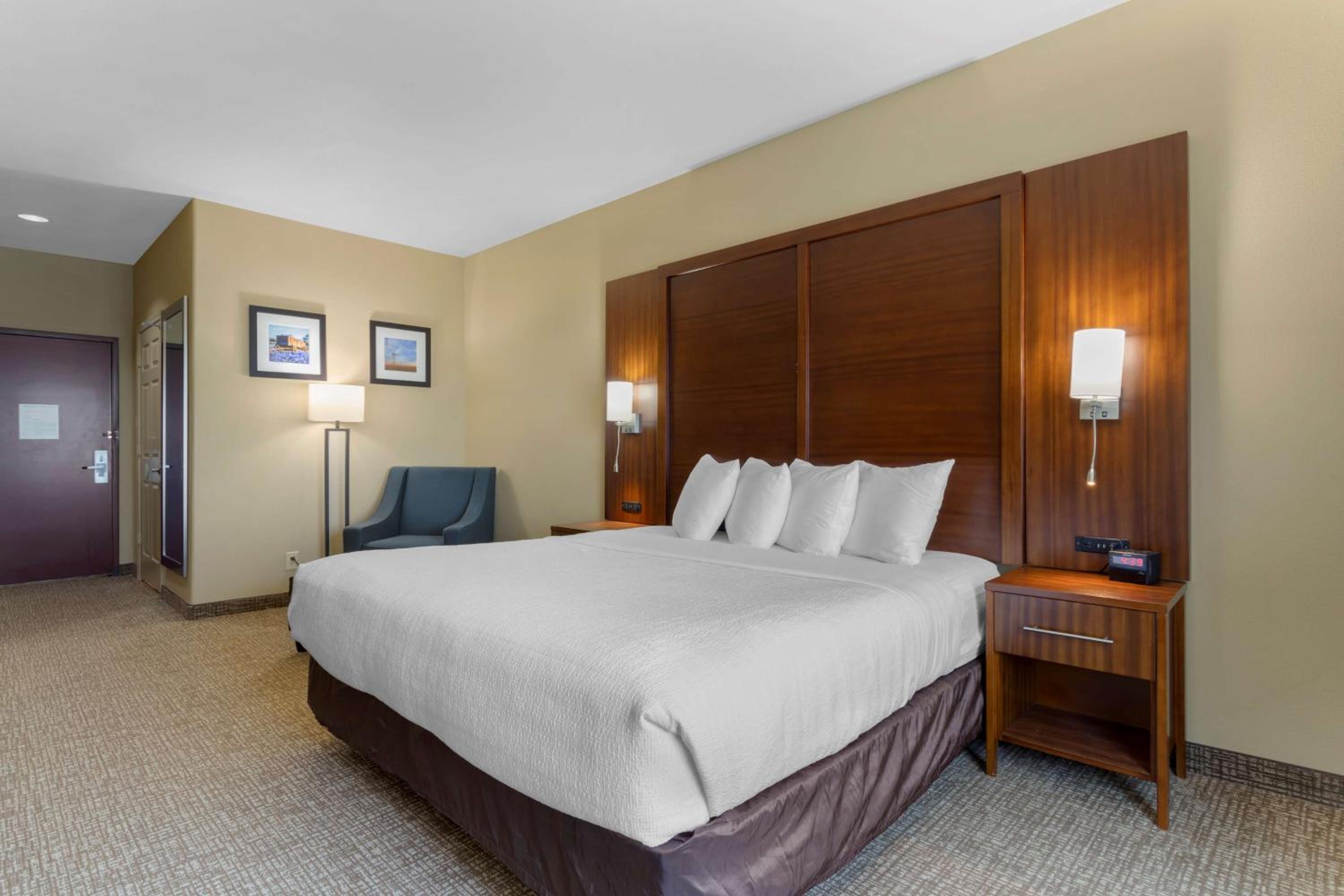 King Room - Non-Smoking - Photo 2