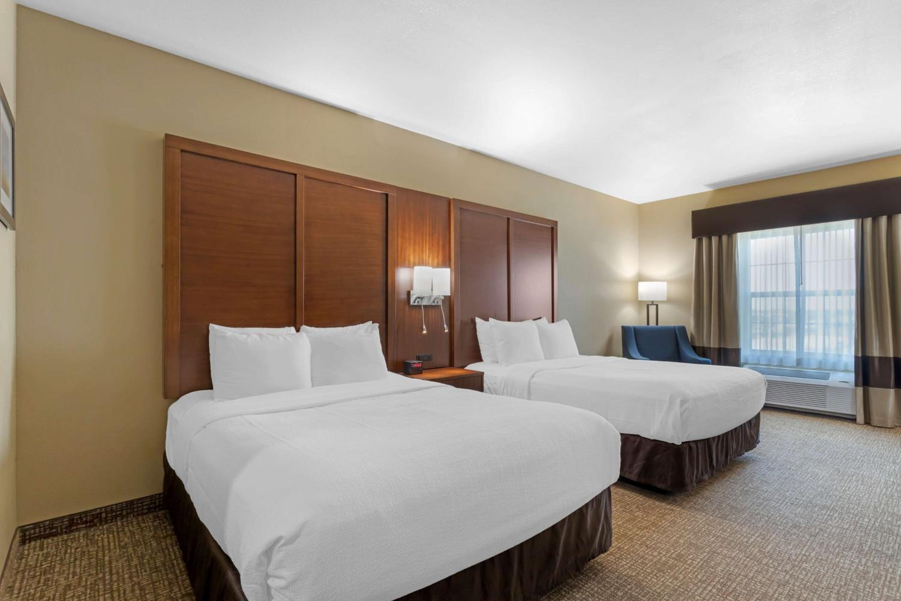 Queen Room with Two Queen Beds - Non-Smoking - Photo 1