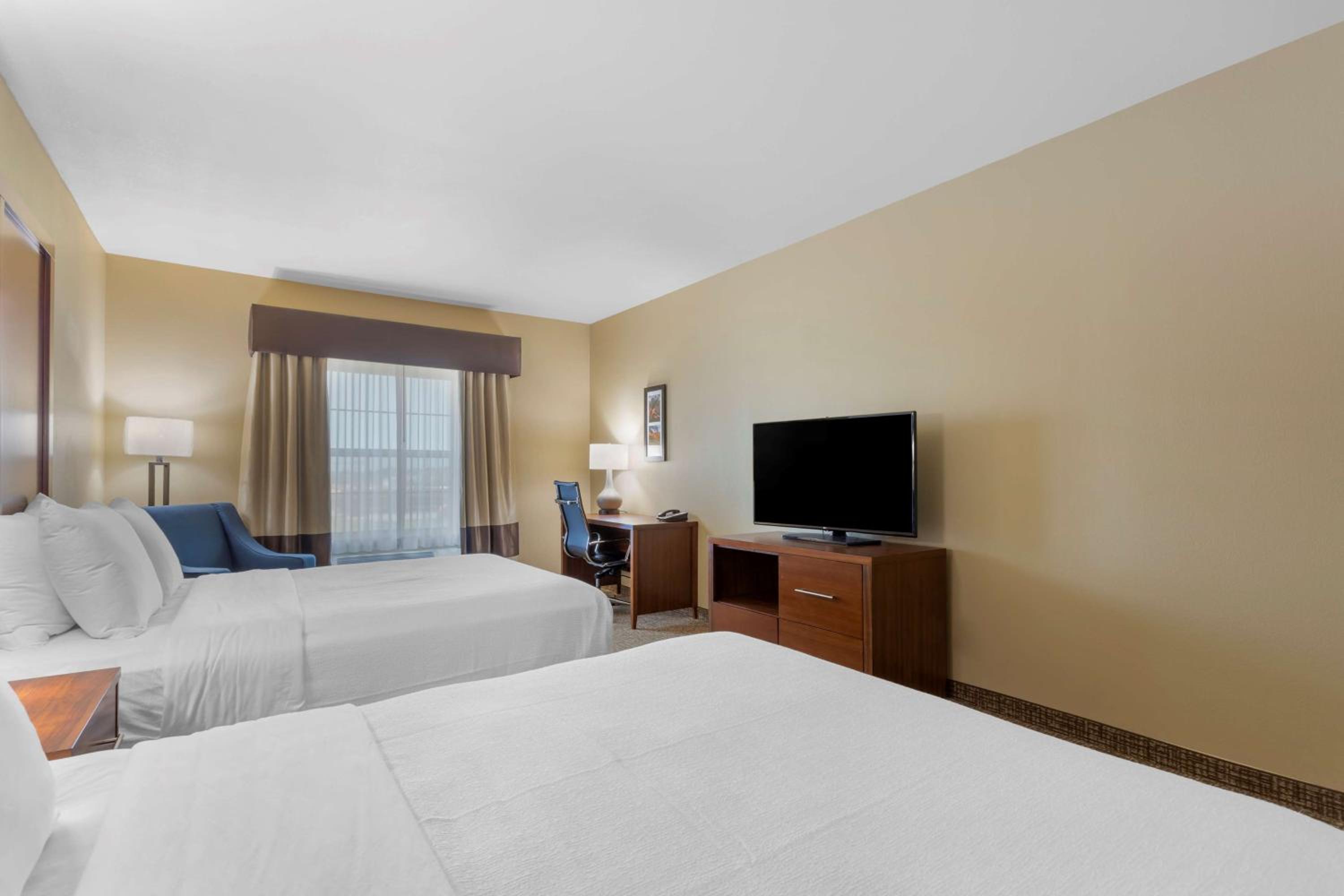 Queen Room with Two Queen Beds - Non-Smoking - Photo 2