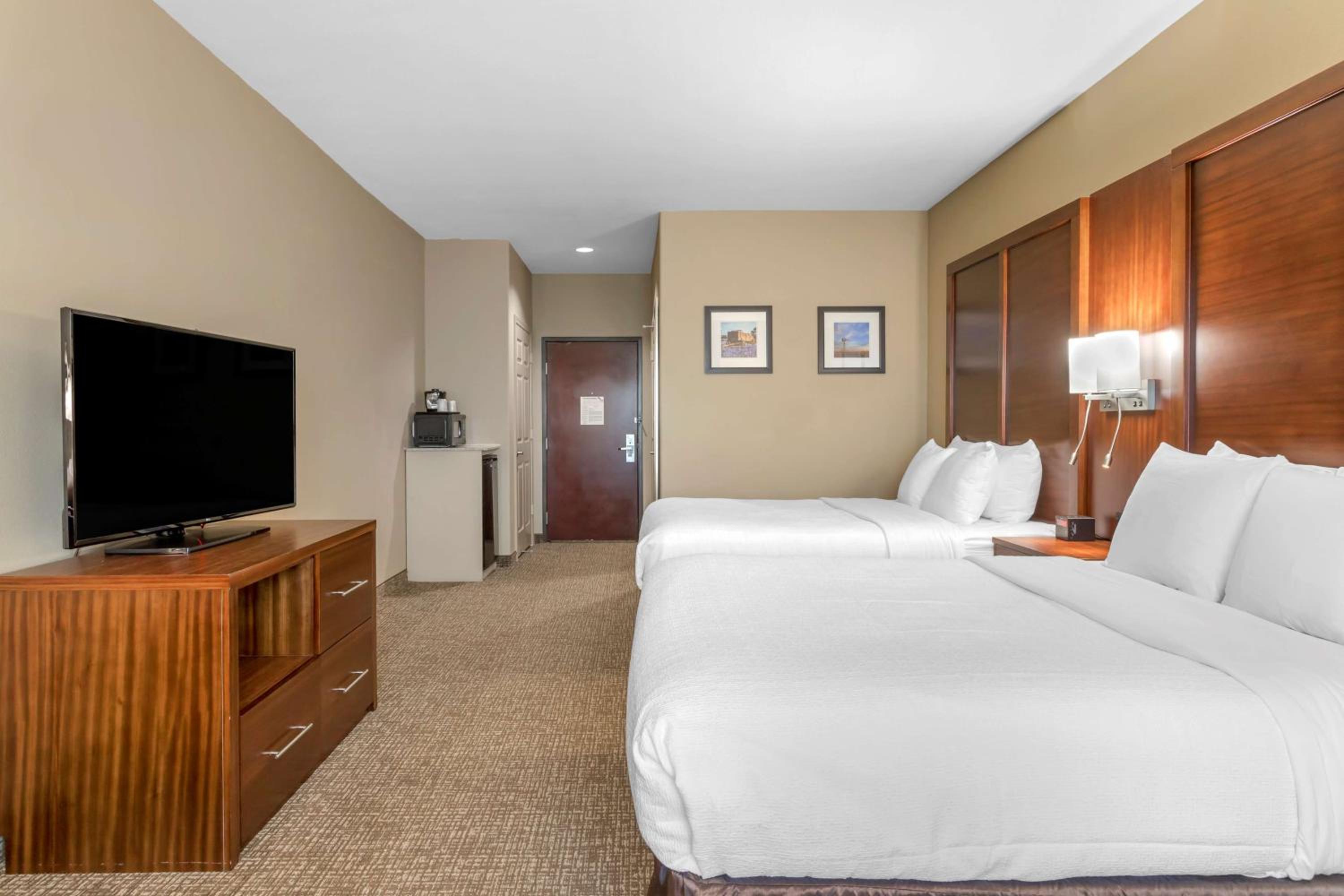 Queen Room with Two Queen Beds - Non-Smoking - Photo 4