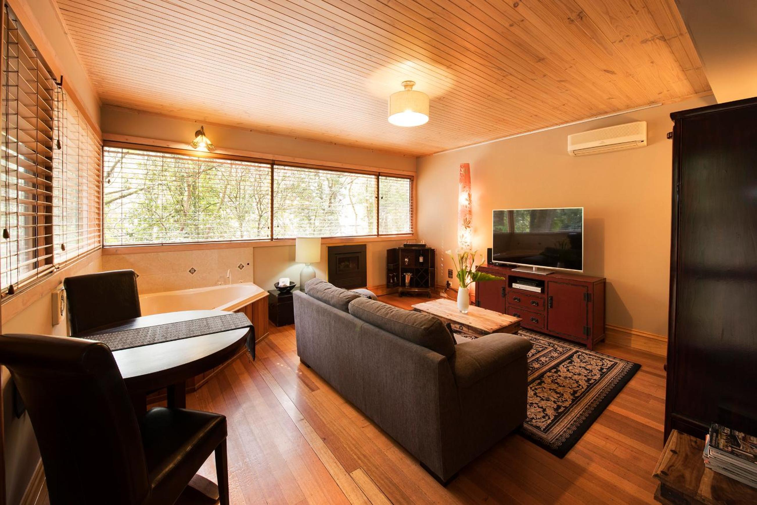 One-Bedroom Garden Retreat Cottage  photo 3