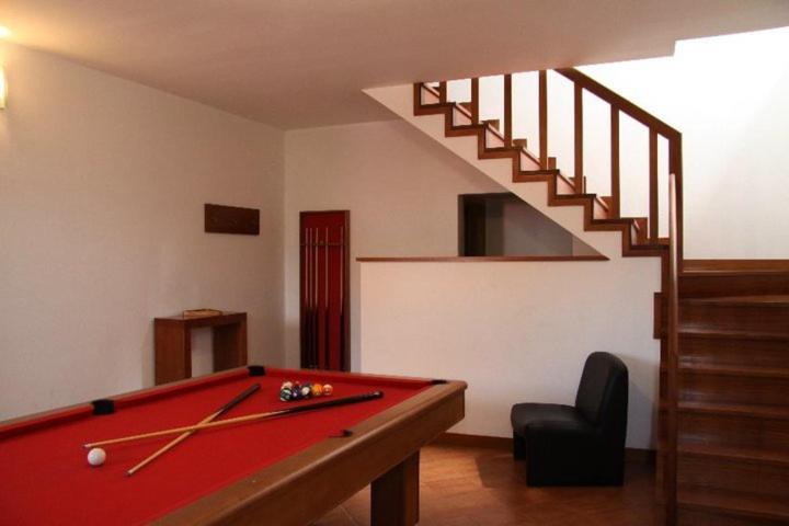 Eight-Bedroom House photo 3