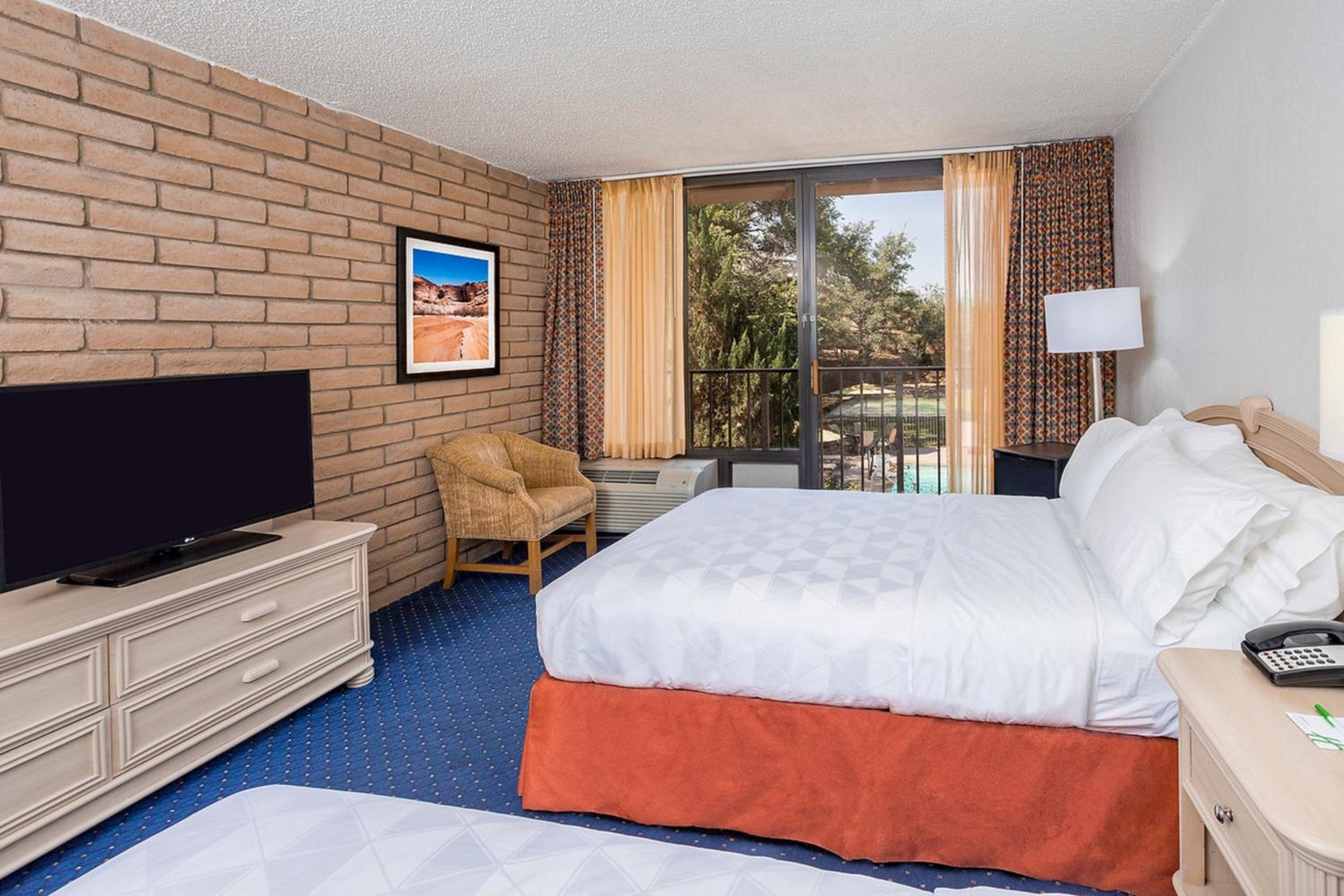 Standard Double Room with Two Double Beds and Pool Access - Photo 3