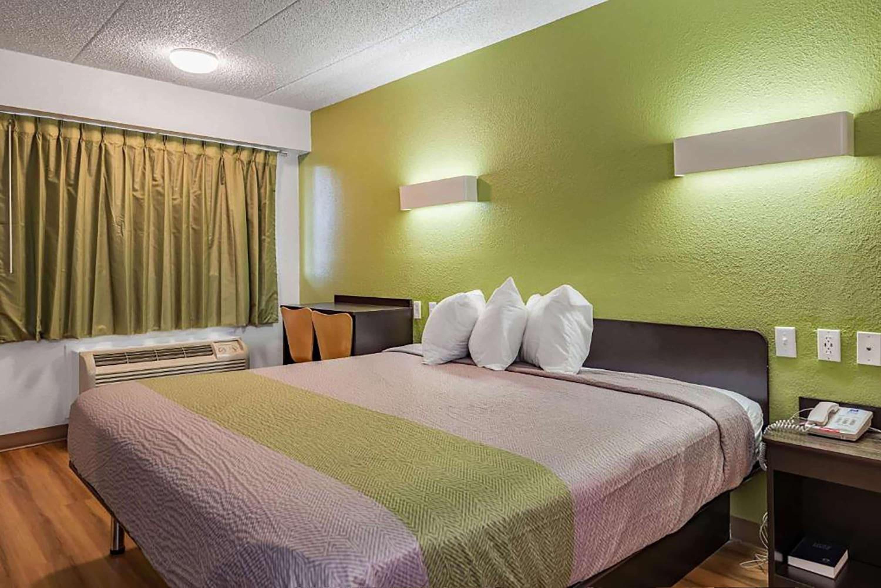 King Room with Roll-in Shower - Mobility Access/Non-Smoking