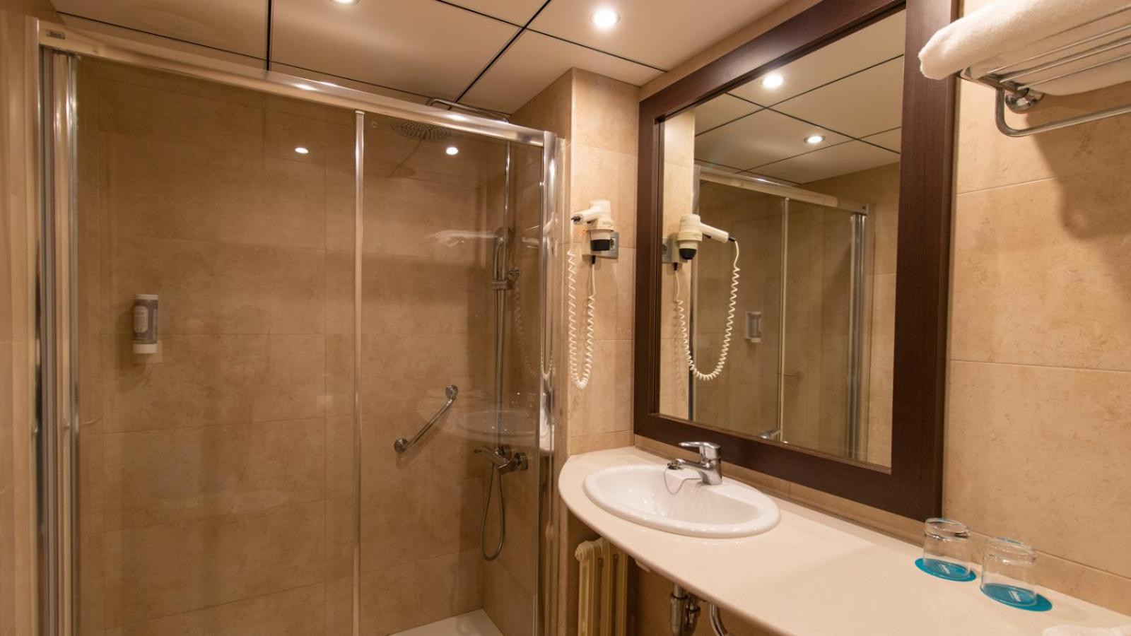 Double Room with Pool View - Photo 3